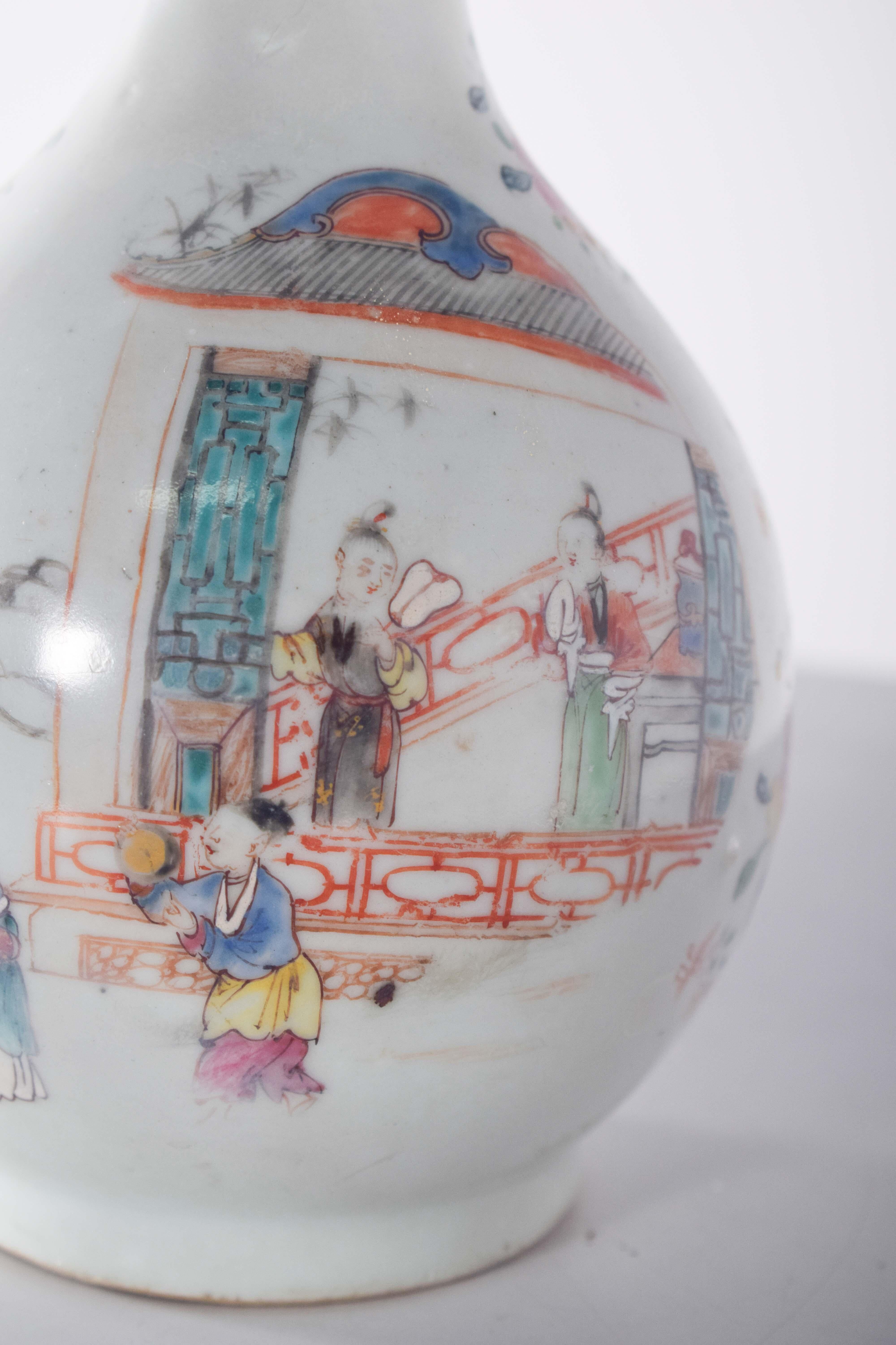 China Porcelain Bottle for Export, Polychrome Decoration In Fair Condition For Sale In Lisboa, Lisboa