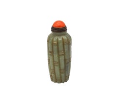 Snuff bottle della Cina della dinastia Qing del 1880 intagliata in giada verde nefrite e corallo