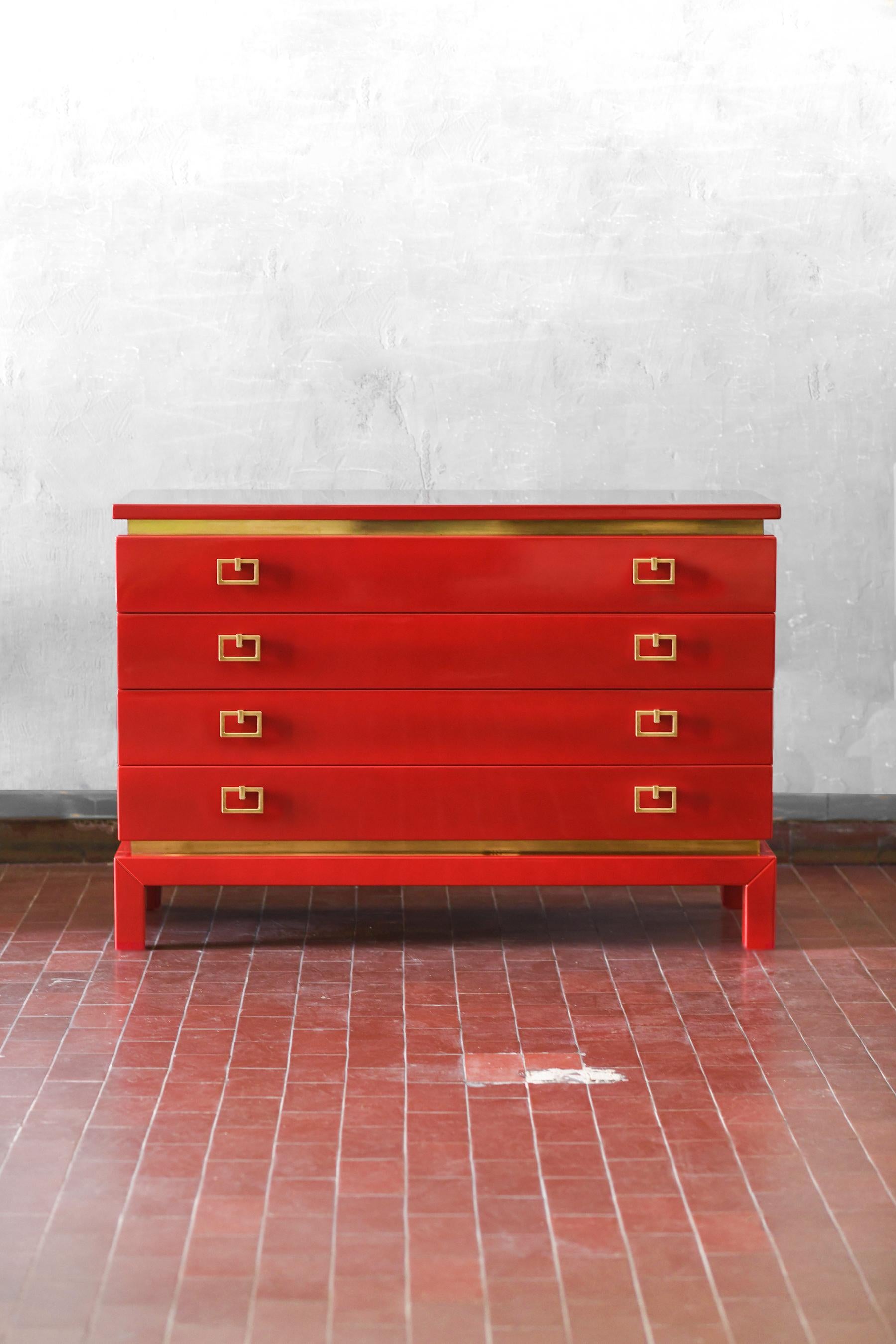 China Red Chest Of Drawers With Brass Details From The 1970s – Lacquered Series In Good Condition For Sale In Roma, RM