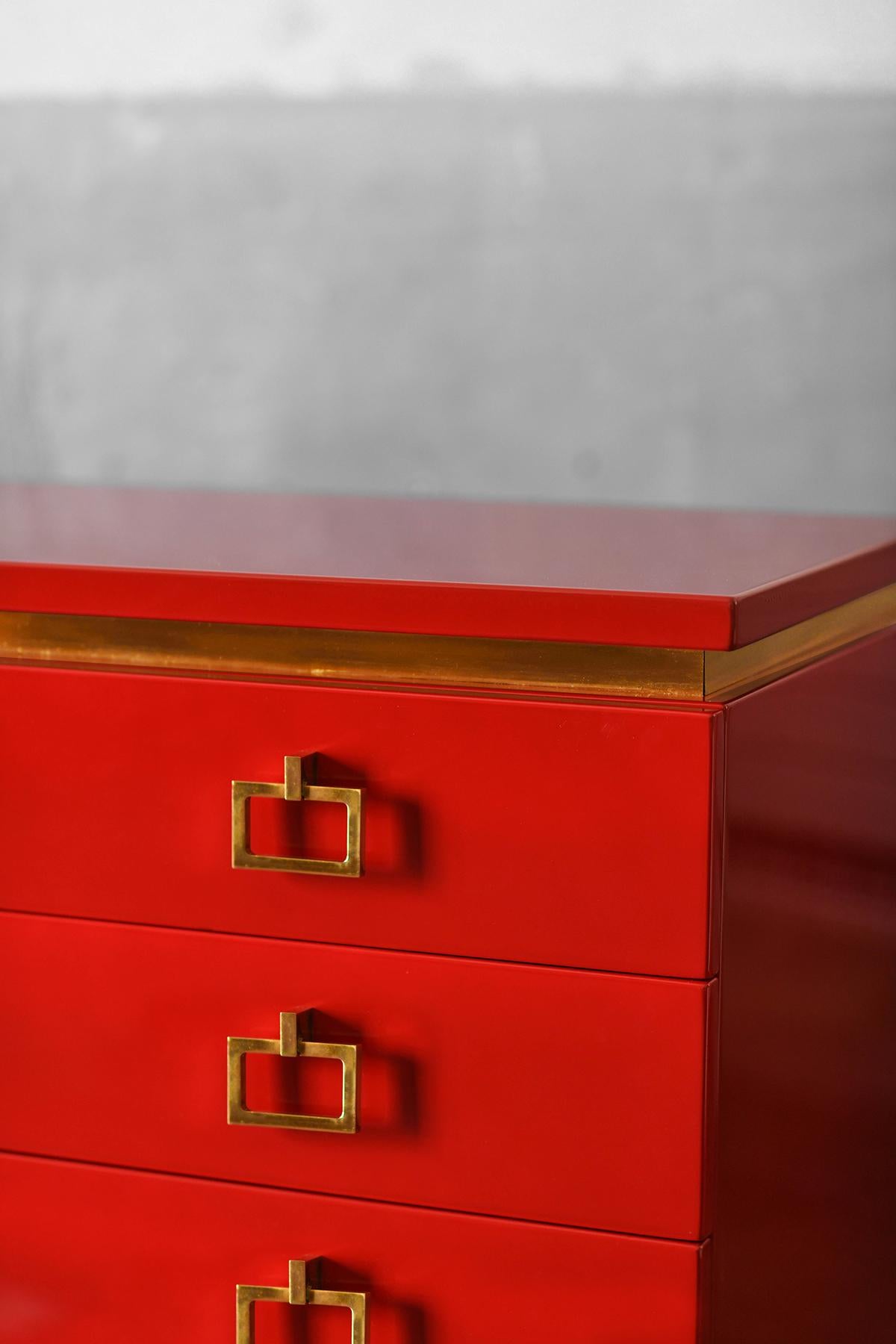 China Red Chest Of Drawers With Brass Details From The 1970s – Lacquered Series For Sale 4