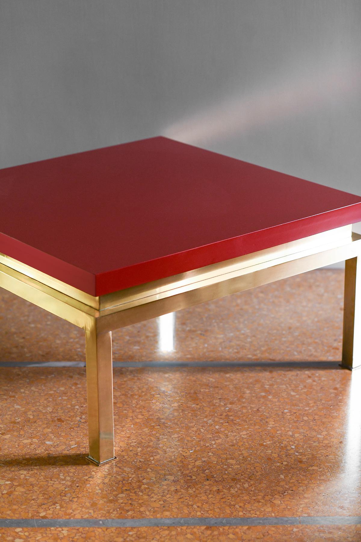 Italian China red lacquered coffee table with brass structure, Tommaso Barbi, Italy 1980 For Sale