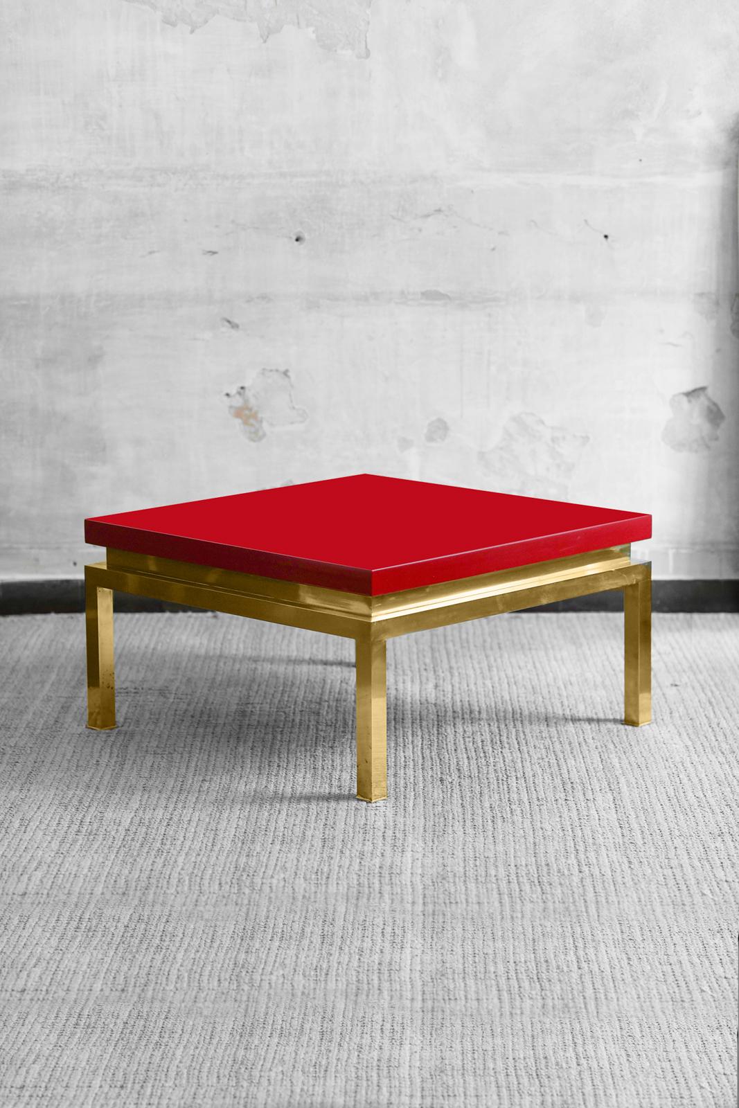Mesa de centro lacada en rojo China con estructura de latón, Italia 1980.
Detalles del producto
Dimensiones 81 L x 43 A x 81 D cm
Diseñador: Serge Torrean
Producción: Tommaso Barbi, Italia, 1980