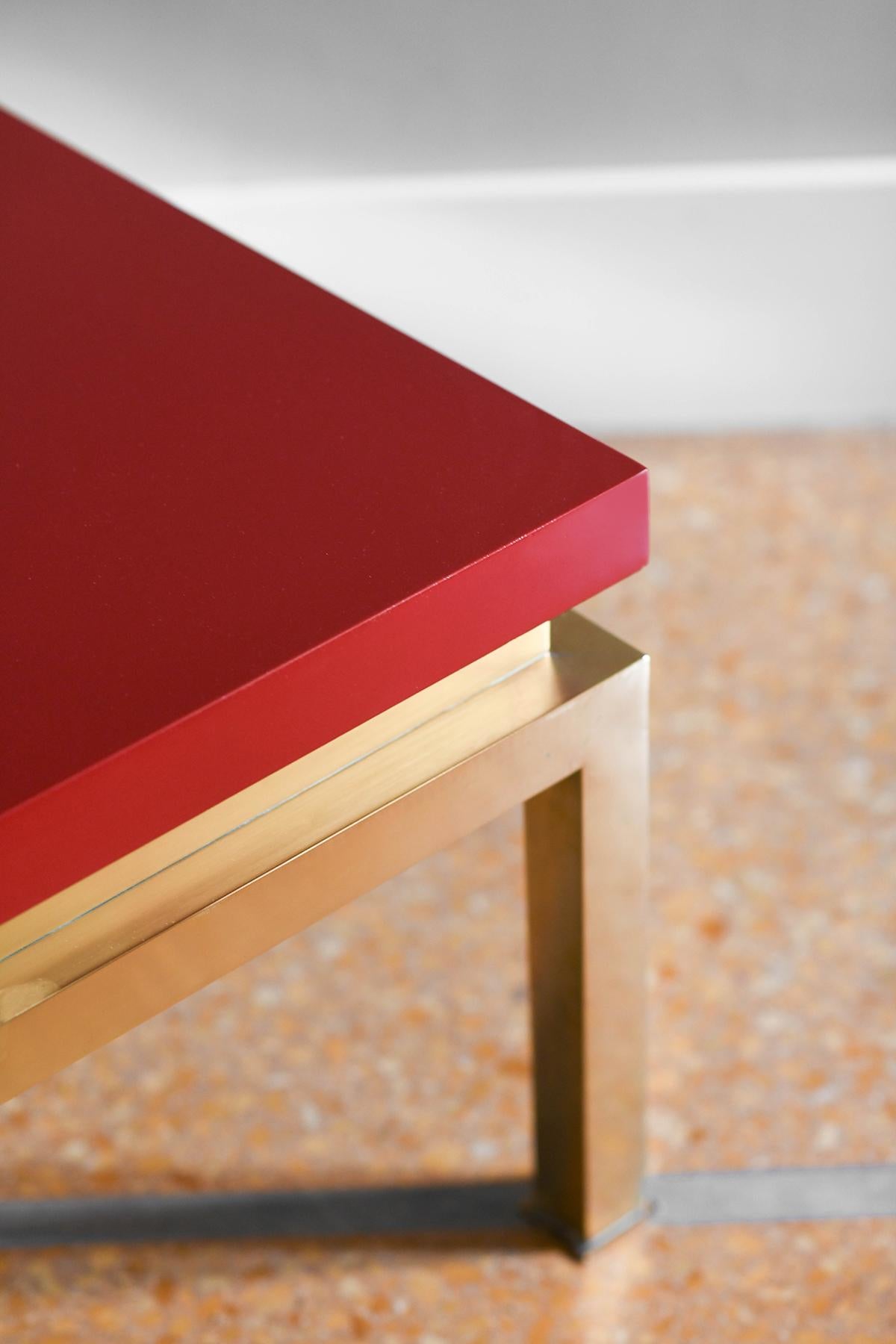 China red lacquered coffee table with brass structure, Tommaso Barbi, Italy 1980 In Good Condition For Sale In Roma, RM
