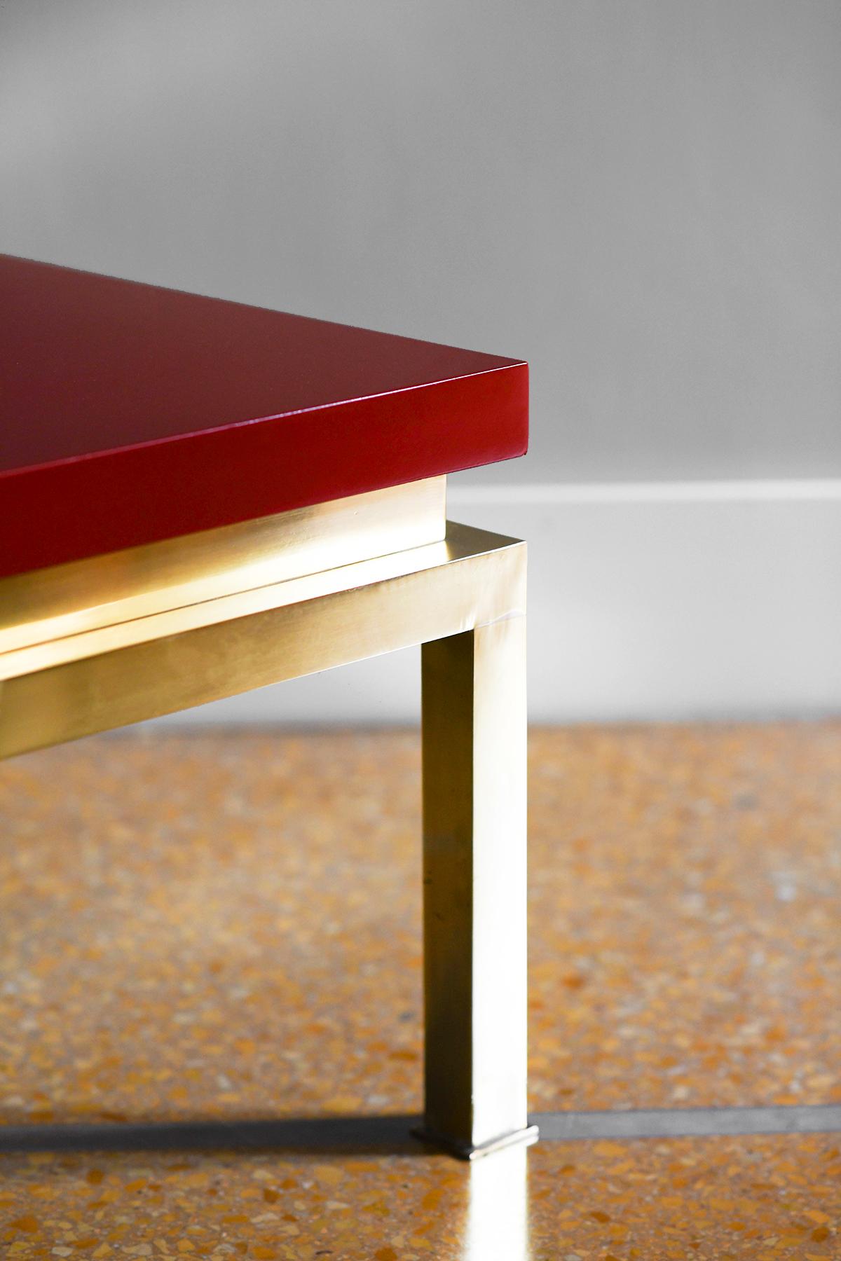Brass China red lacquered coffee table with brass structure, Tommaso Barbi, Italy 1980 For Sale