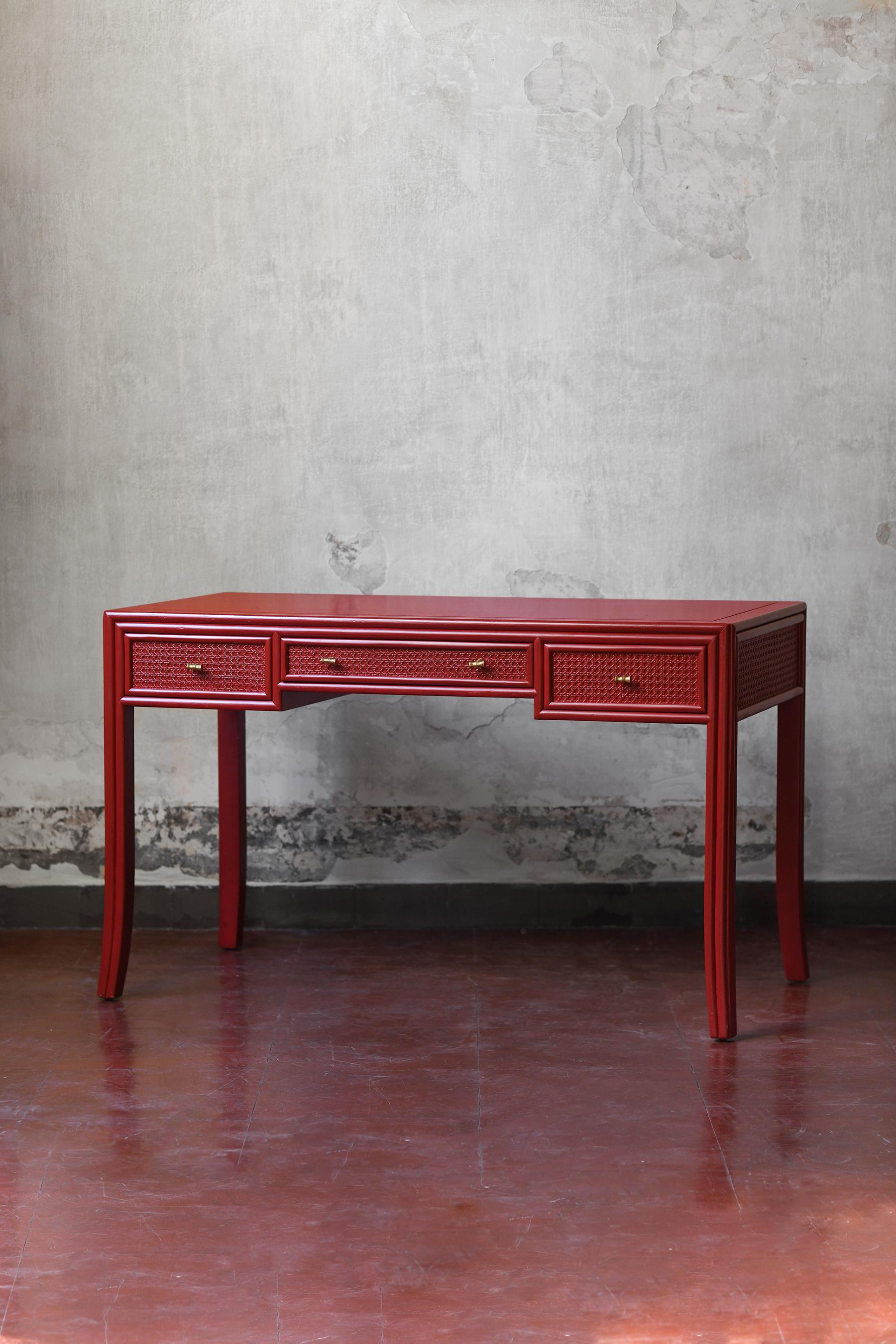 Elinor and John Mc Guire desk for Lyda Levi in China red lacquered wood and Vienna straw with brass details.
Product details
Dimensions: 124 W x 75 H x 60 D cm