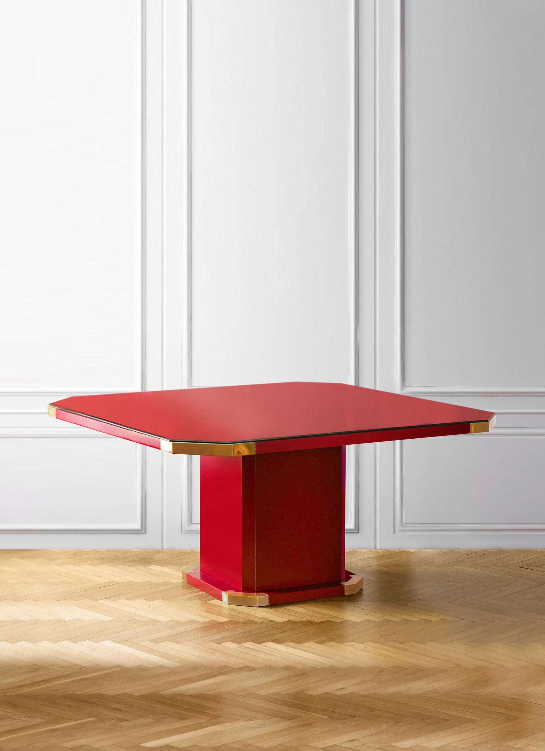 China red lacquered hexagonal table with brass details and cut crystal shelf,
Italy 1980.
Dimensions: 140 l x 71 h x 140 d cm
Materials: wood, brass, cut crystal
Production: Italian production 1980