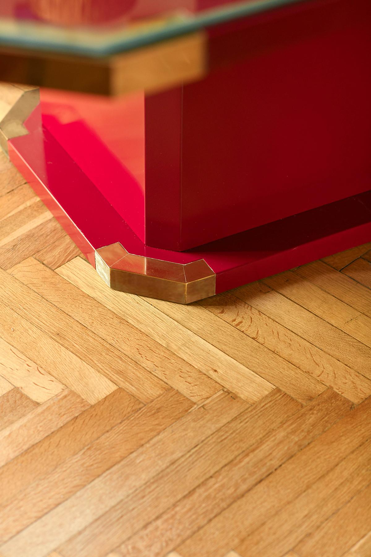 China red lacquered hexagonal table with brass details and cut crystal shelf In Good Condition For Sale In Roma, RM