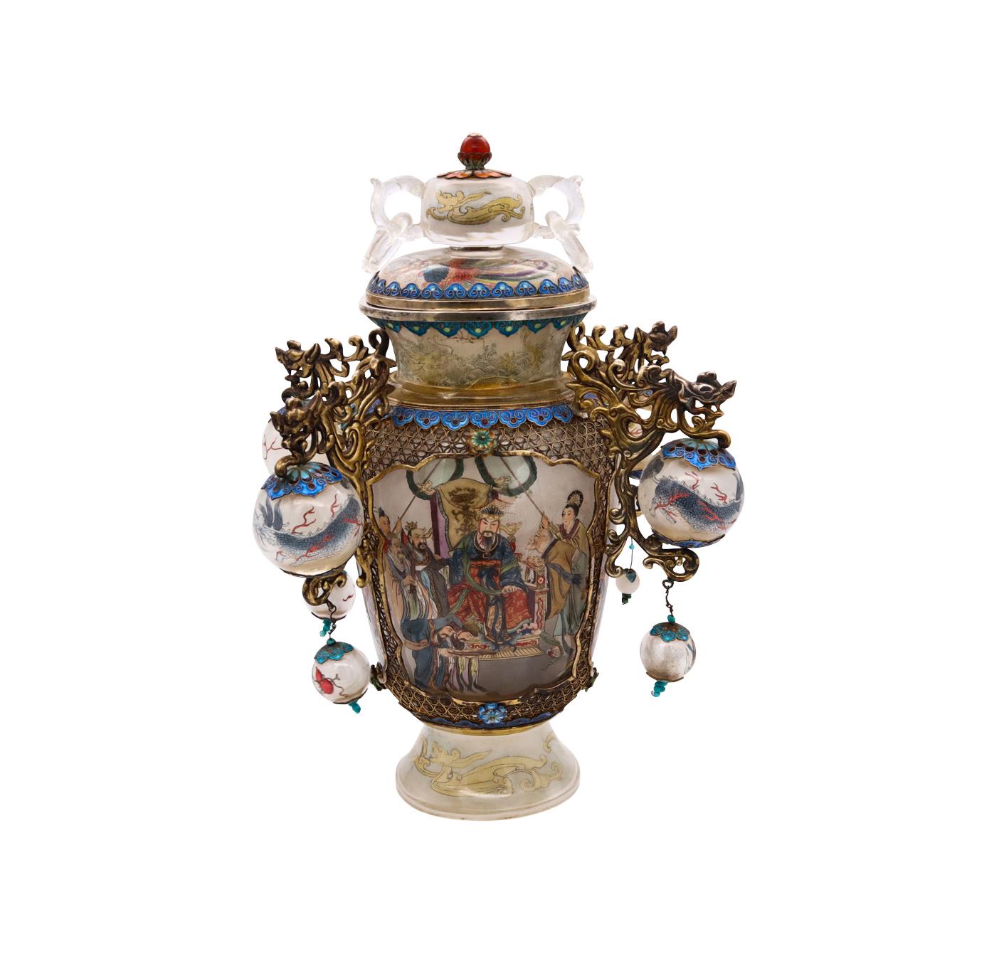 Eine beeindruckende, innen bemalte China-Vase aus Bergkristall.

Wunderschönes und einzigartiges Kunstwerk, geschaffen in China in den ersten Jahren der chinesischen Republik, ca. 1912-1949. Diese kissenförmige Vase mit Deckel wurde sorgfältig aus