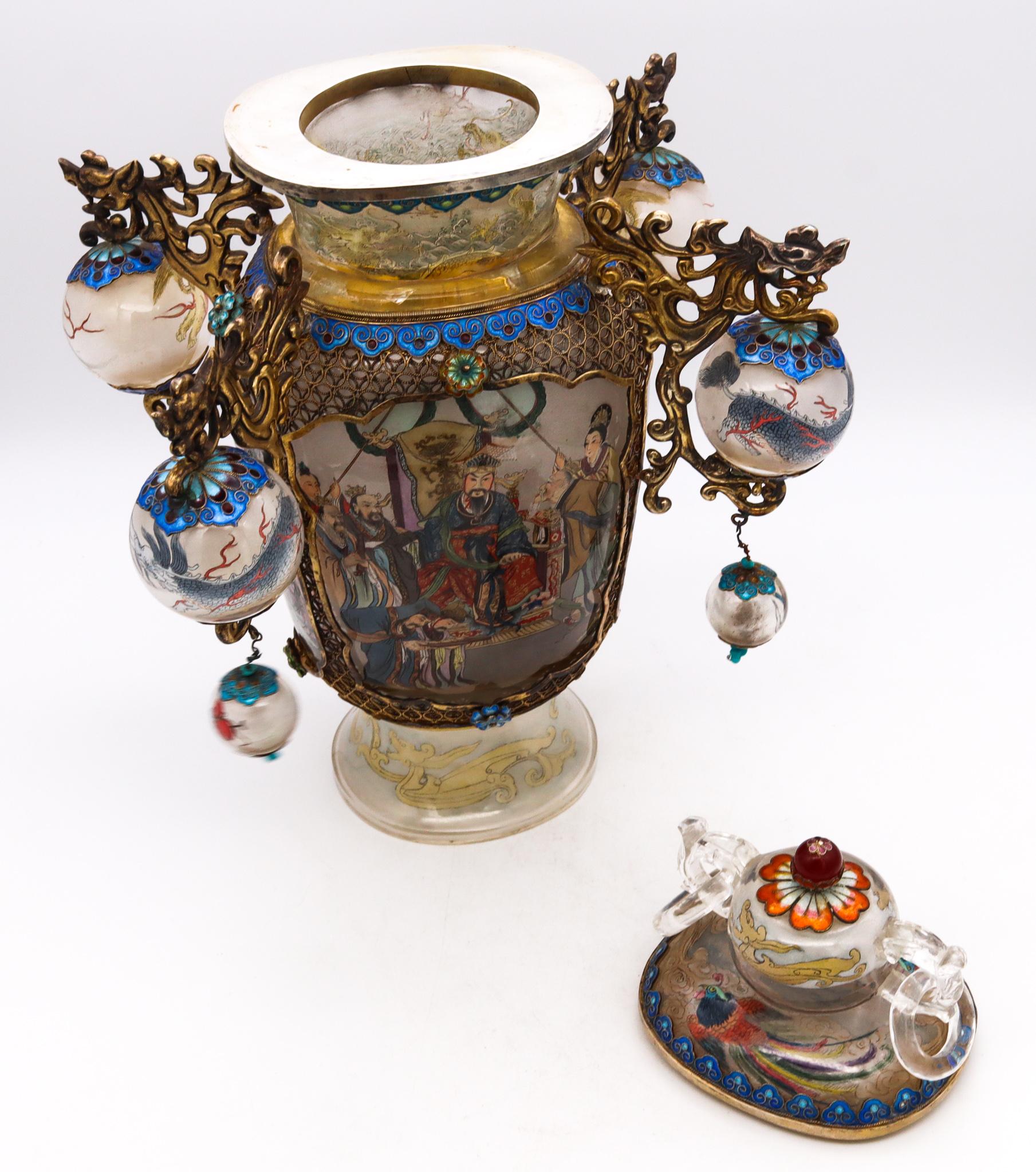 République de Chine 1912-1960 Vase en cristal de roche sculpté à la peinture intérieure Argent et émail Excellent état - En vente à Miami, FL