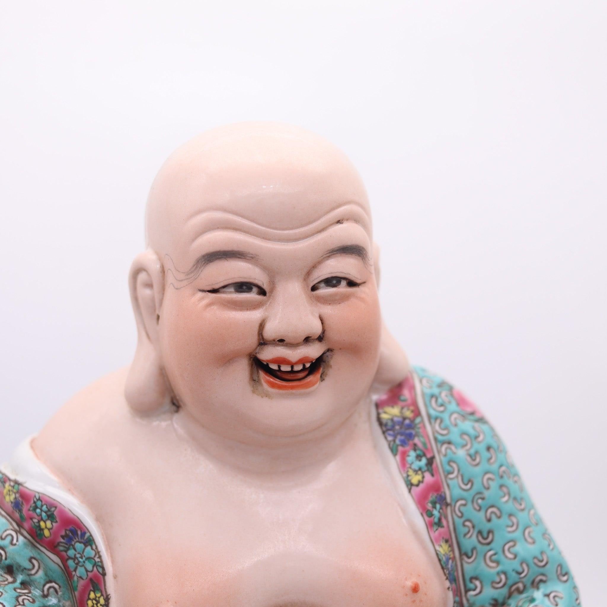 Bouddha assis en porcelaine de la République de Chine.

Il s'agit d'une magnifique figurine de dévotion ancienne représentant un Bouddha heureux assis, créée en République de Chine au début du XXe siècle, vers 1920. La sculpture a été réalisée de