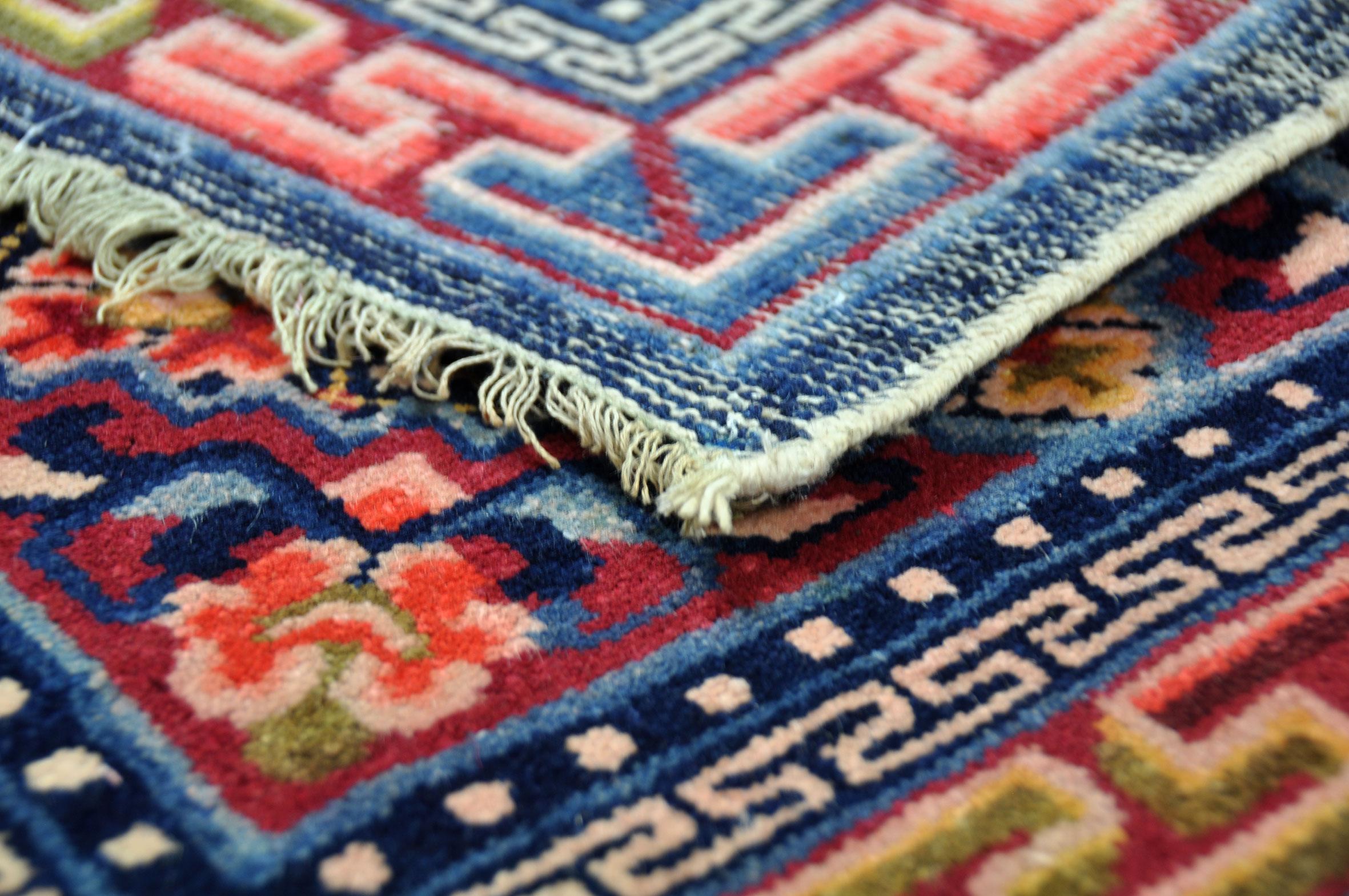 Other China - Rug - carpet - Hand Knotted Wool Red, Blue and White 68 x 68 cm For Sale