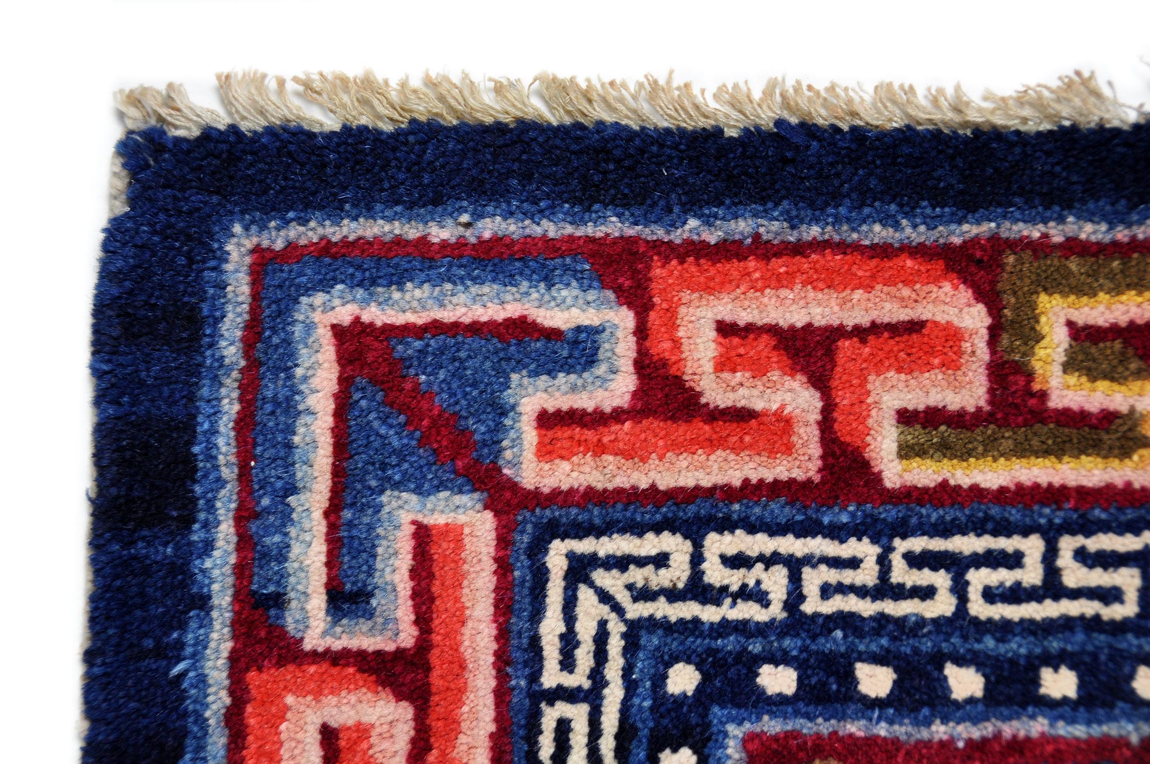 Chinese China - Rug - carpet - Hand Knotted Wool Red, Blue and White 68 x 68 cm For Sale