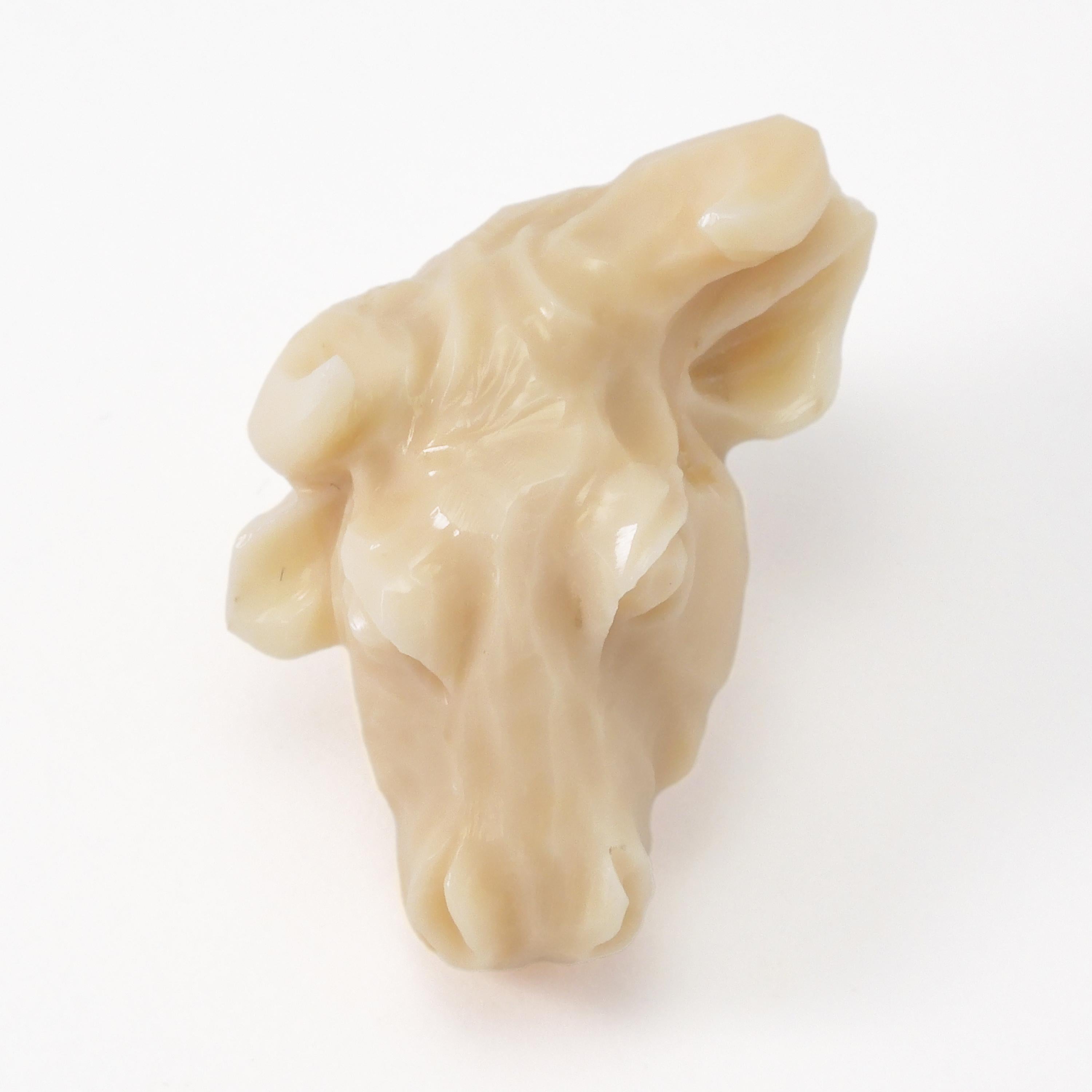 China Sea Off-White Coral Bull or Cow Head Pin Brooch In Excellent Condition For Sale In Tokyo, JP