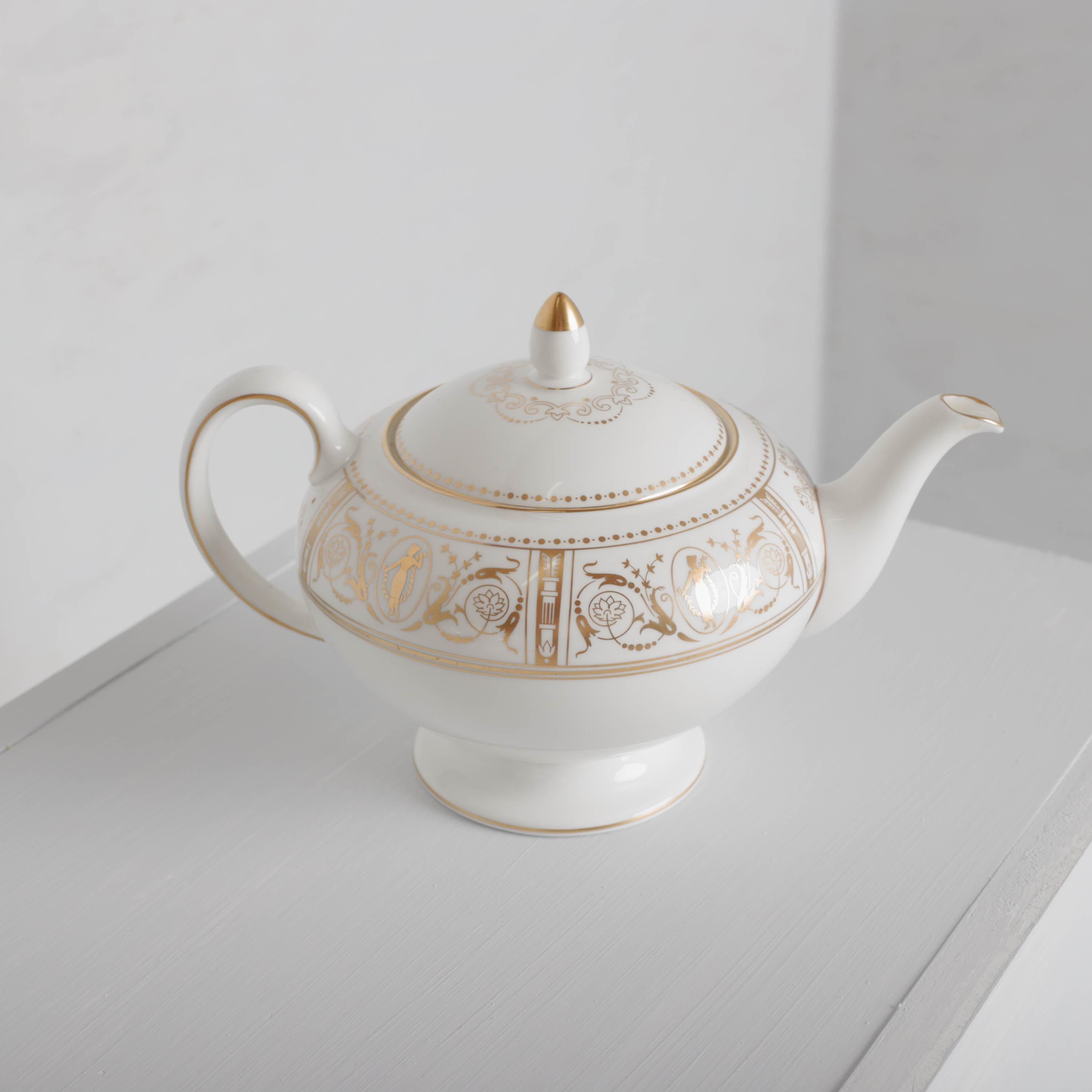 China Service for 12 Wedgewood Gold Grecian Circa 1964 In Good Condition For Sale In Southbury, CT