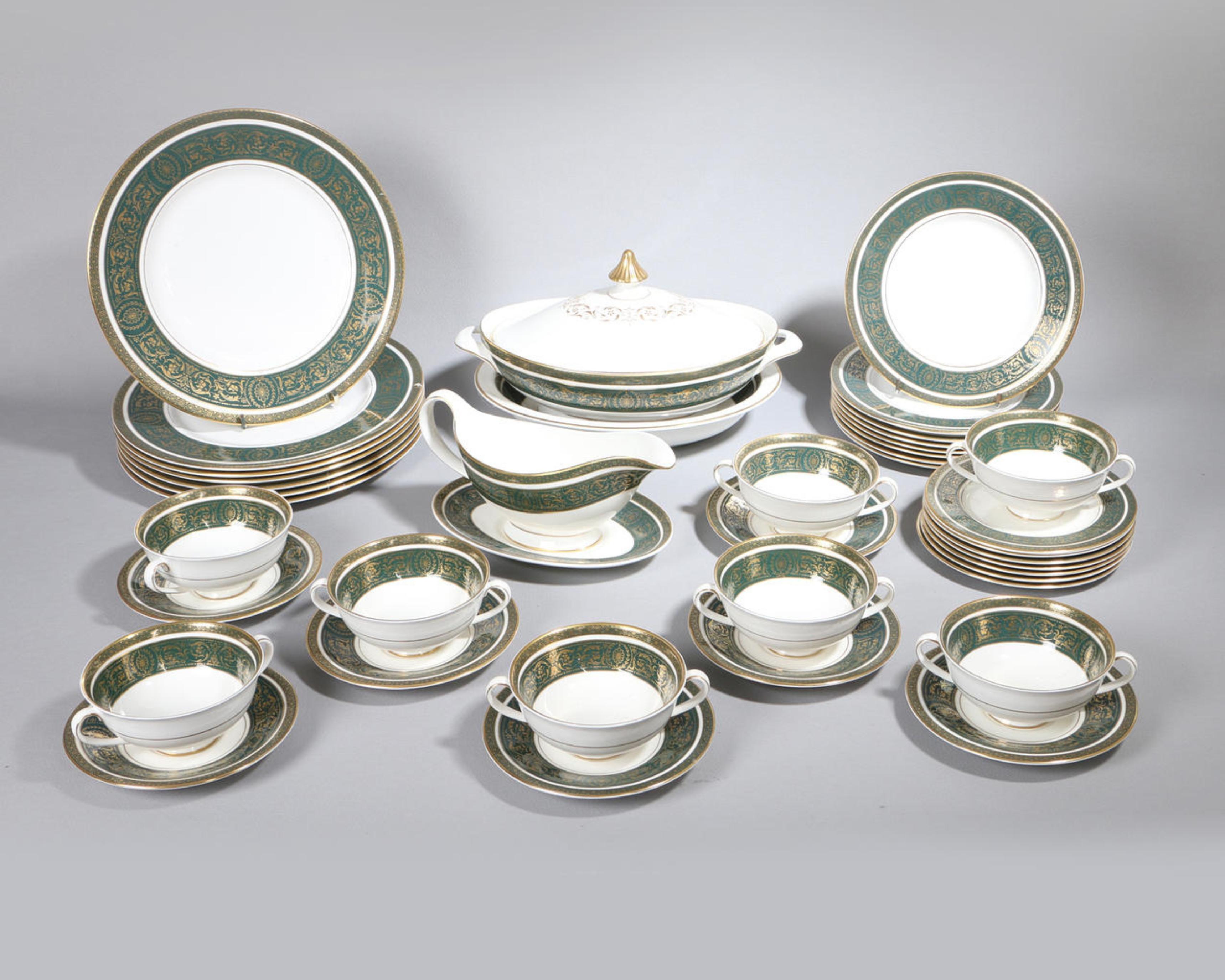 Royal Doulton Carlyle (modello H4992) è un modello di porcellana sofisticato e altamente riconoscibile, caratterizzato da un ricco bordo verde o verde acqua con un motivo floreale blu e oro. Prodotto dal 1972 al 2001, il suo design lussuoso e senza