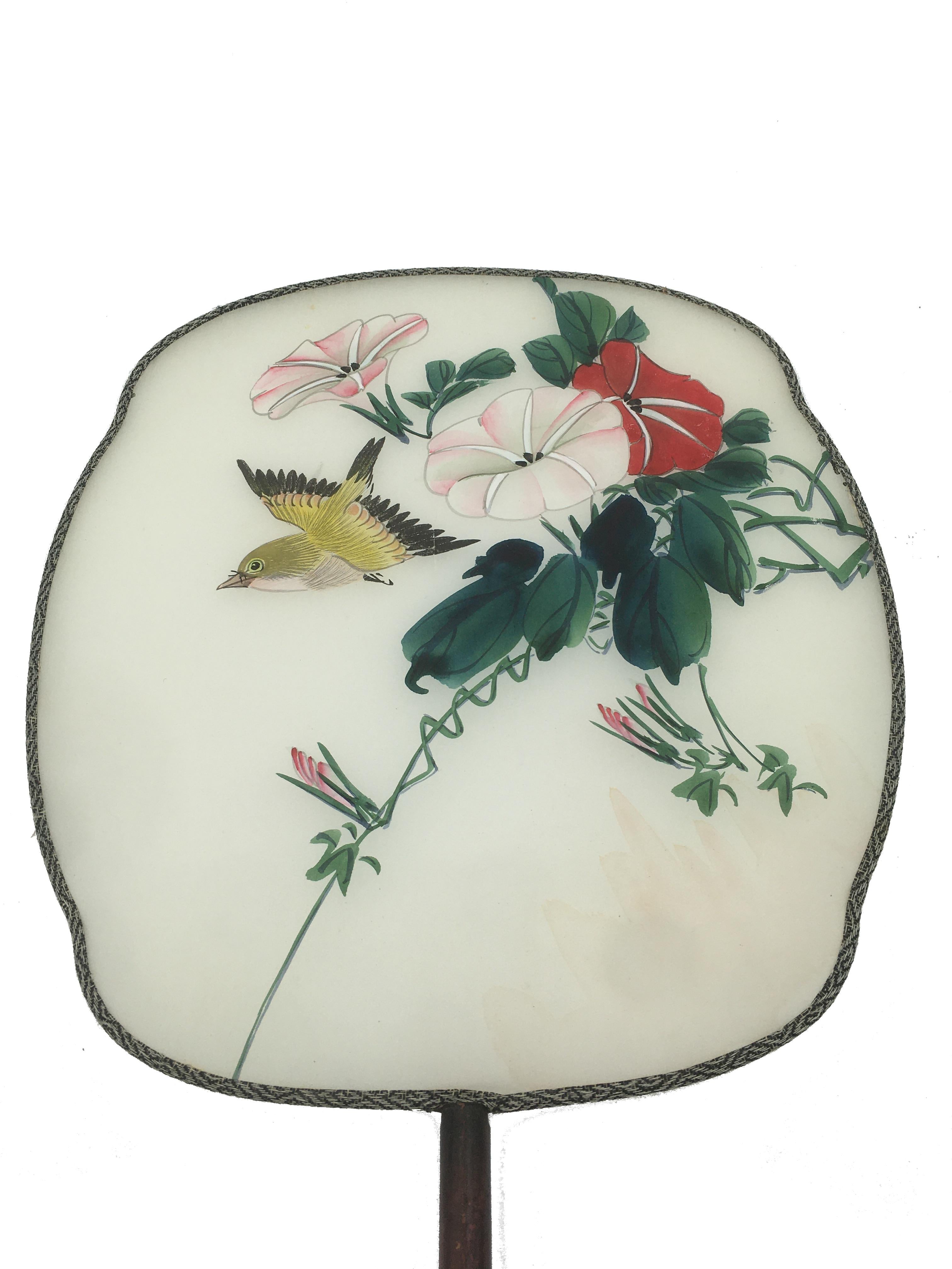 China Set of Three Silk Hand Painted Rigid Fans 'Pay-Pay', circa 1900 In Good Condition For Sale In Beuzevillette, FR
