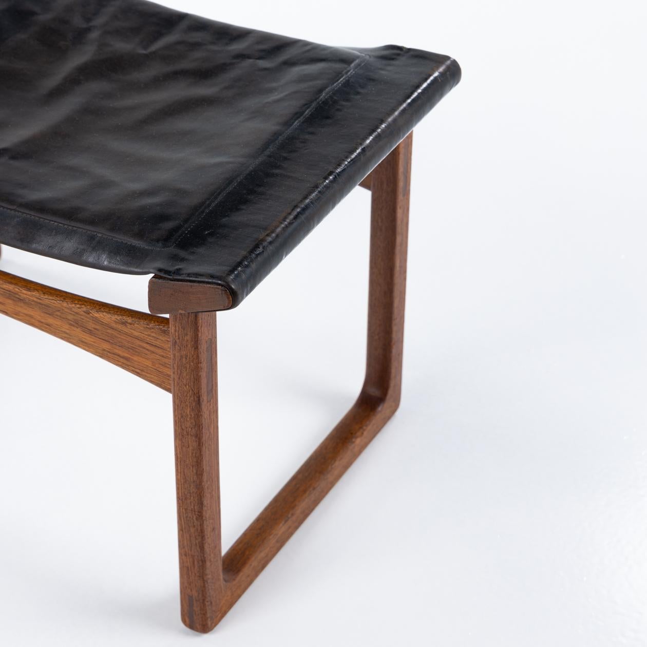 'China stool' in teak and black patinated leather. Designed in 1951. Ejner Larsen & Aksel Bender Madsen / Ludvig Pontoppidan.