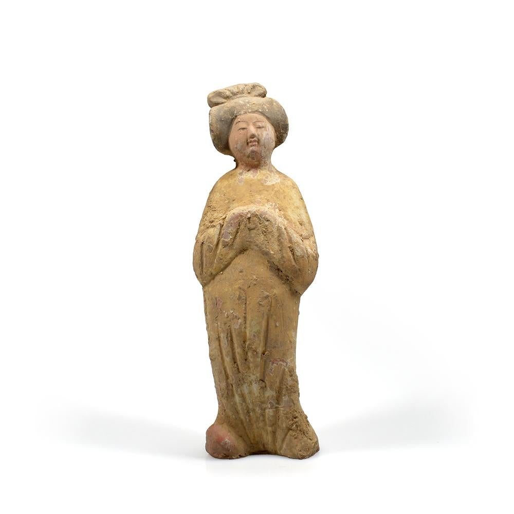 Terracotta figurine depicting a standing court lady with hands folded in front of her chest, hair pinned up and pleated robe.
 
Intact, with remains of original polychromy.
 
Height: ca. 25.5 cm
 
With TL authentication report by Kotalla laboratory,
