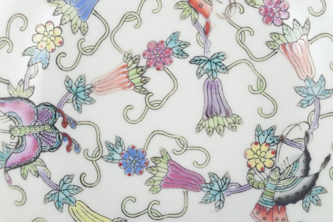 China, three porcelain bowls. Classic motifs with flowers and butterflies. In Excellent Condition For Sale In København, Copenhagen
