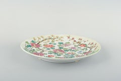 China, Tongzhi Period. Large porcelain dish decorated in famille rose.