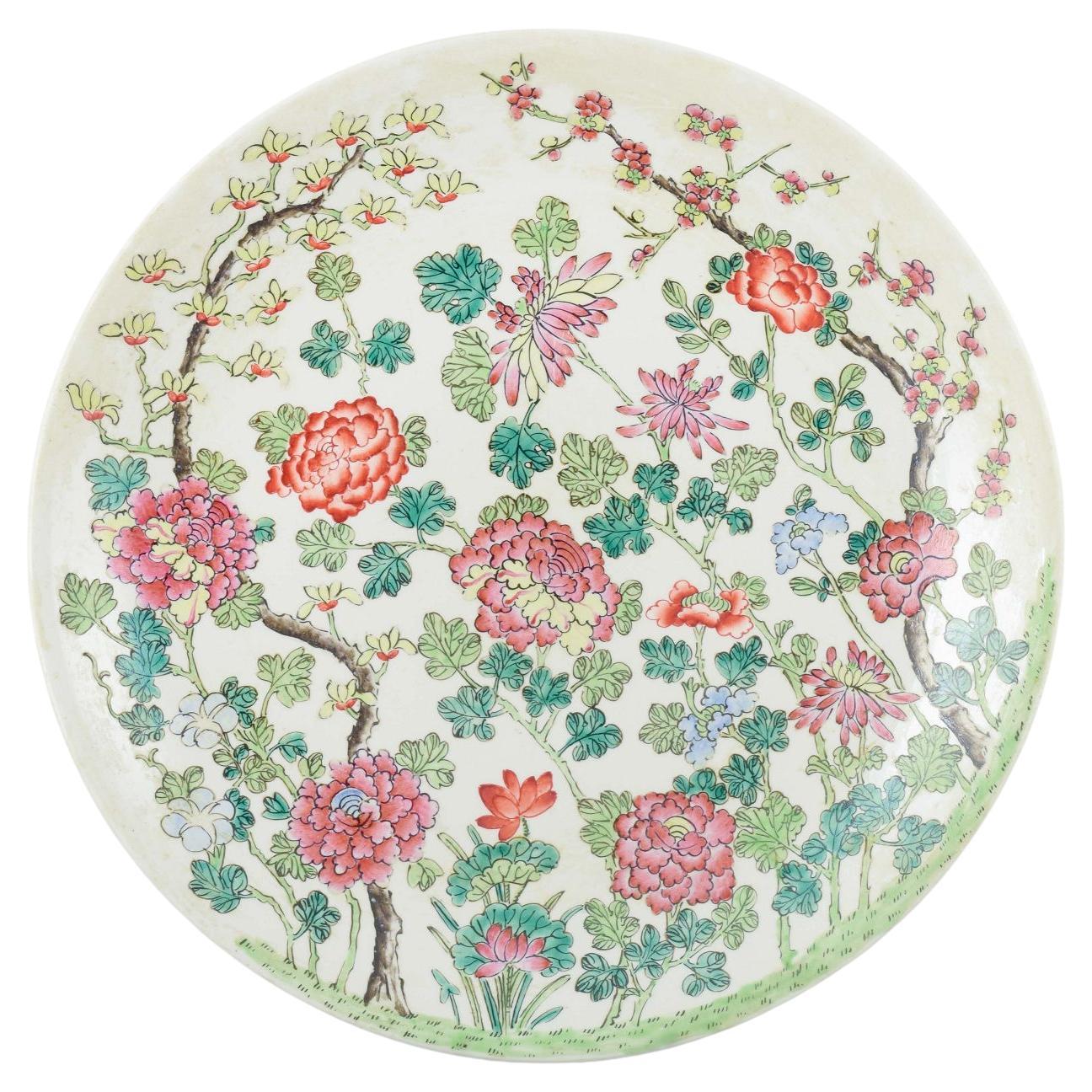 Cina, Periodo Tongzhi. Grande piatto in porcellana decorato in famille rose.