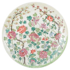 Antique China, Tongzhi Period. Large porcelain dish decorated in famille rose.