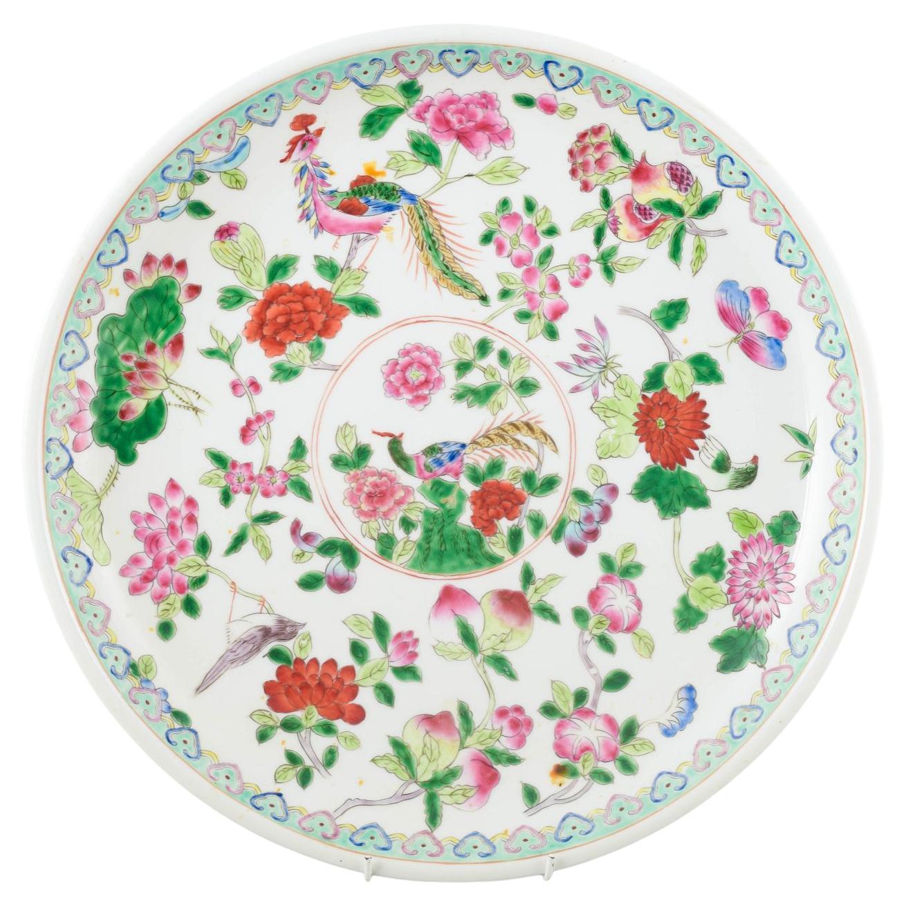 Cina, Periodo Tongzhi. Grande piatto in porcellana decorato in famille rose.