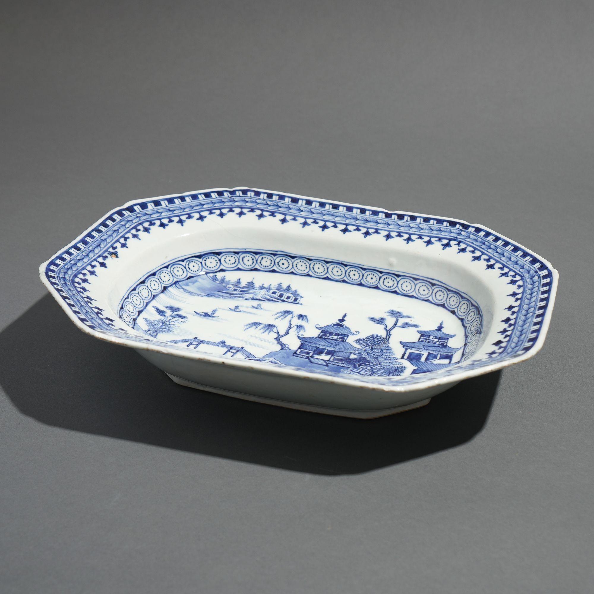 Chinese China trade export octagonal porcelain platter, c. 1800's For Sale