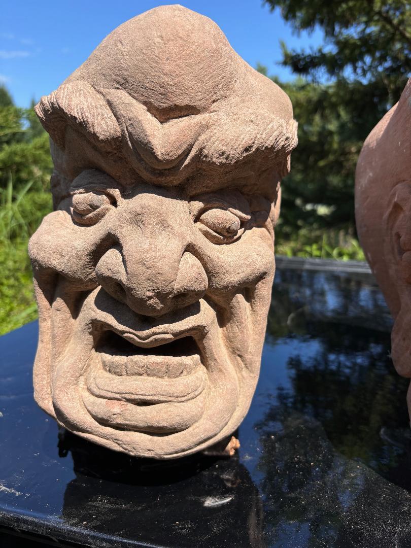 Deux fantastiques sculptures anciennes de moine de jardin en pierre de Chine en vente 2