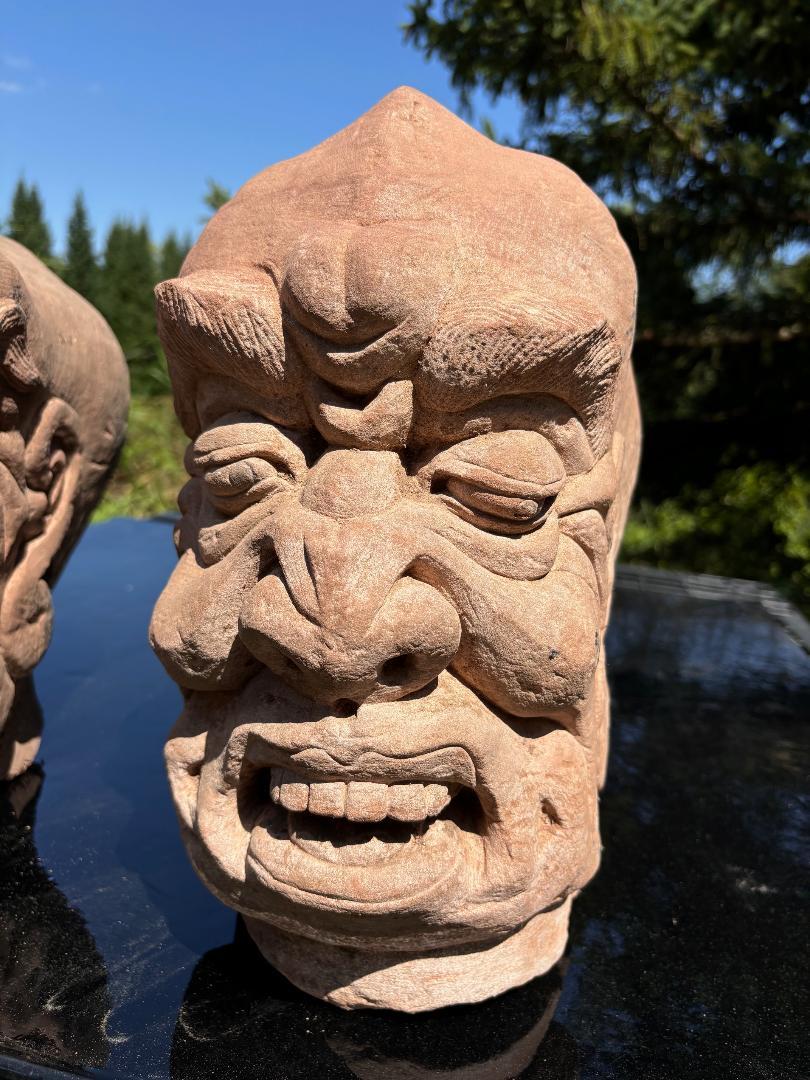 Deux fantastiques sculptures anciennes de moine de jardin en pierre de Chine en vente 3