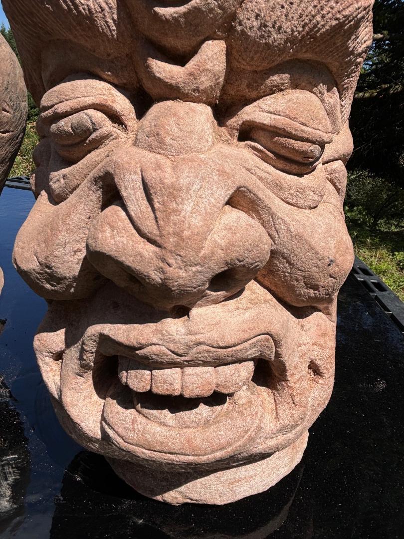 Deux fantastiques sculptures anciennes de moine de jardin en pierre de Chine en vente 4