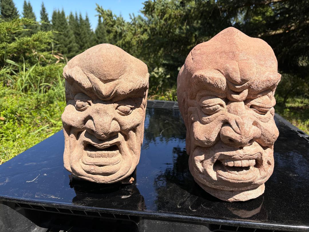 Qing Deux fantastiques sculptures anciennes de moine de jardin en pierre de Chine en vente