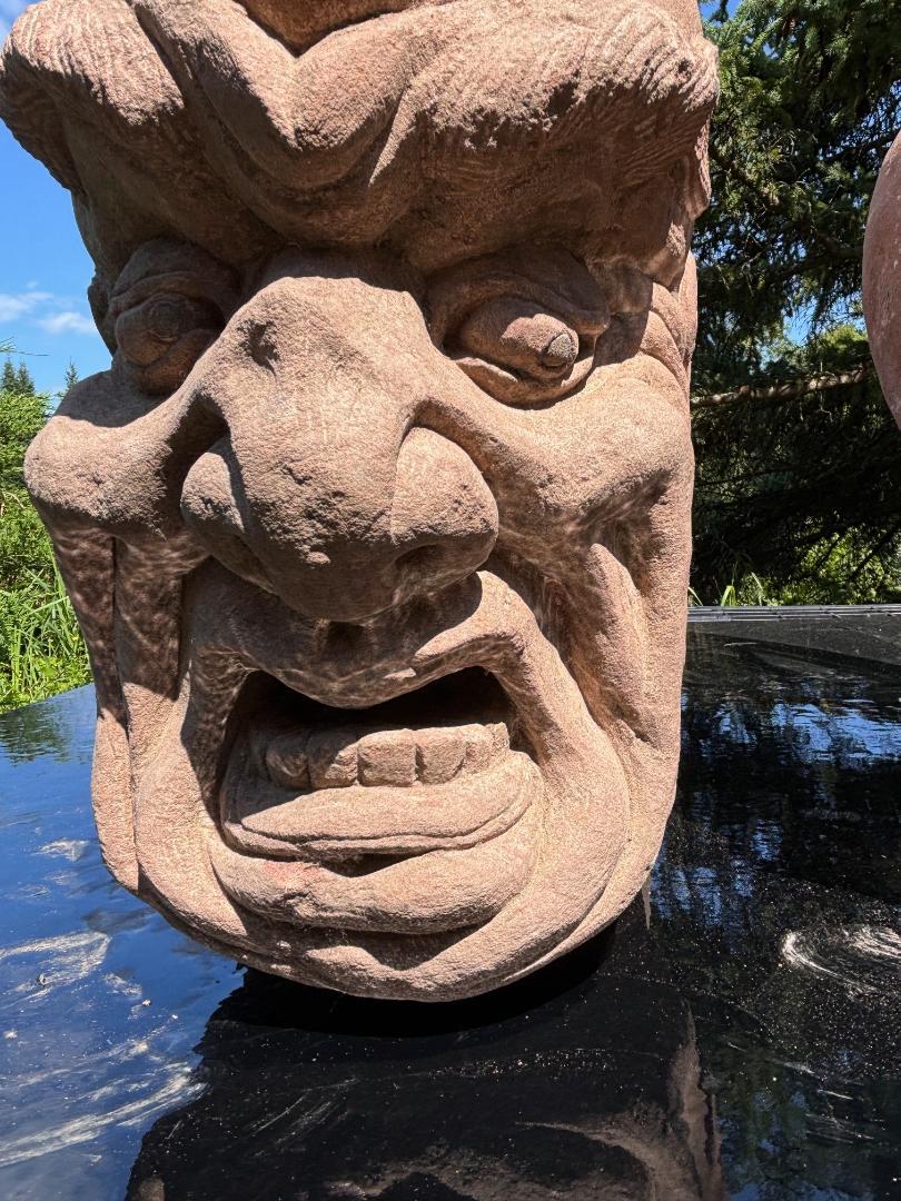 Chinois Deux fantastiques sculptures anciennes de moine de jardin en pierre de Chine en vente