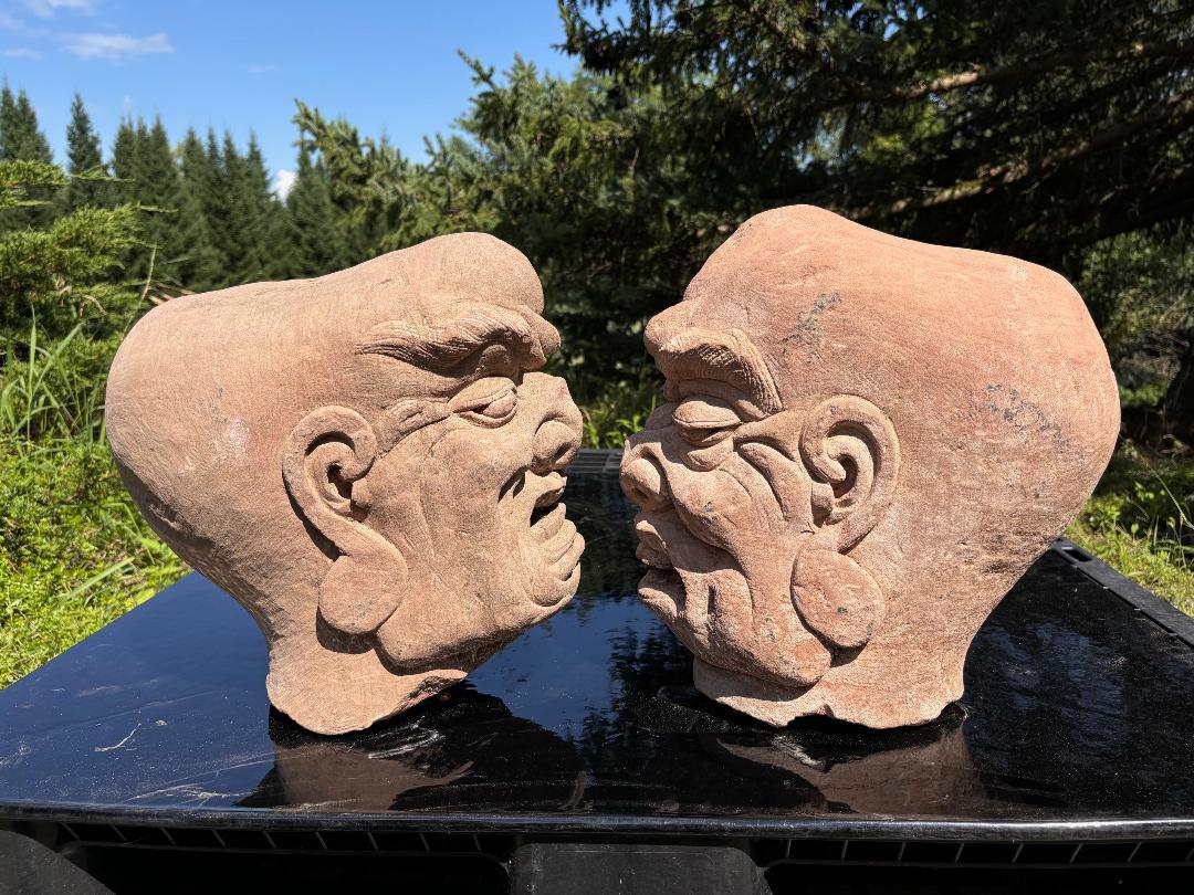 Sculpté à la main Deux fantastiques sculptures anciennes de moine de jardin en pierre de Chine en vente