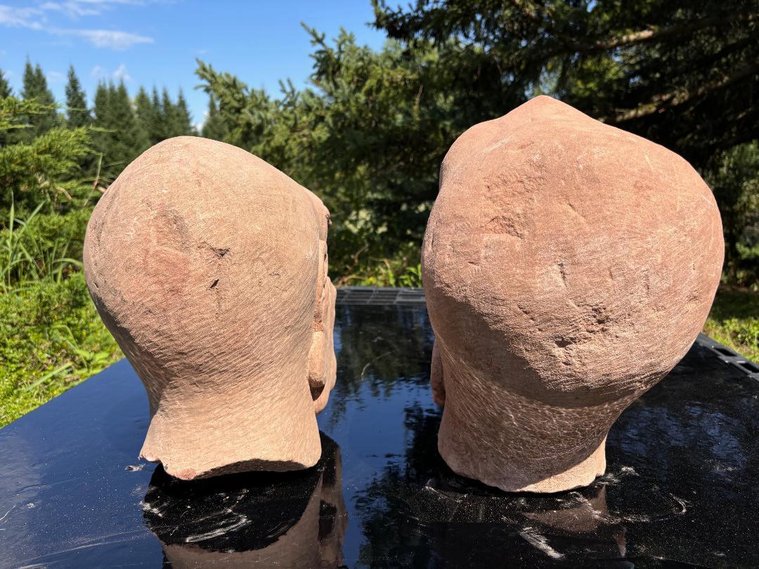 20ième siècle Deux fantastiques sculptures anciennes de moine de jardin en pierre de Chine en vente