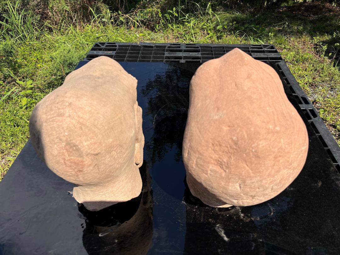 Grès Deux fantastiques sculptures anciennes de moine de jardin en pierre de Chine en vente