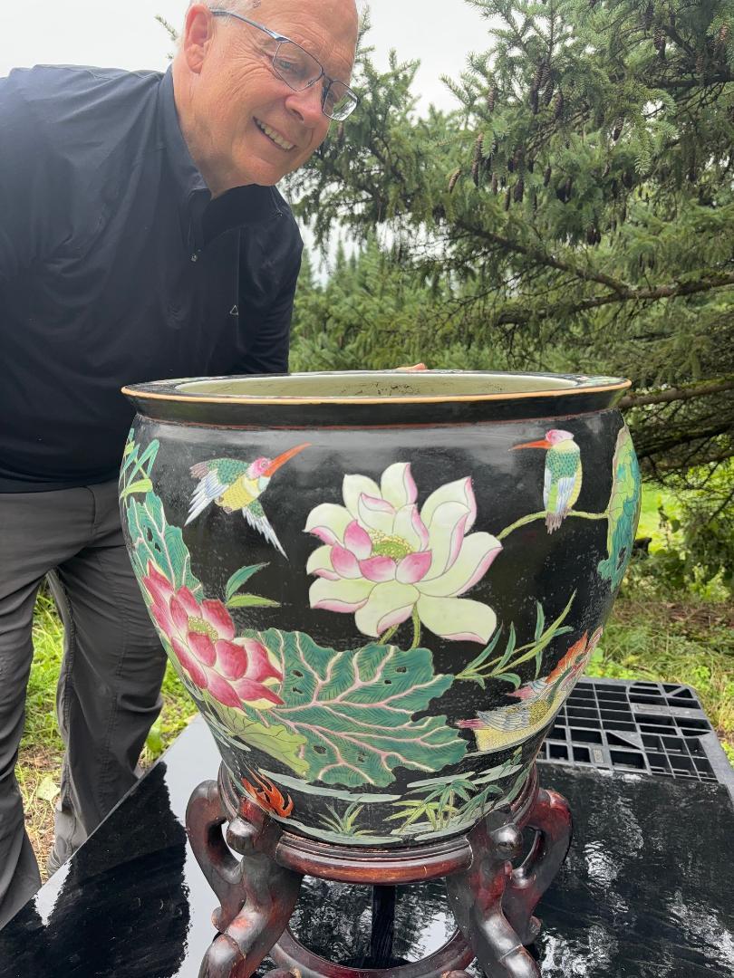 Glistening and glazed ceramic form gold fish bowl or planter comes complete with its original hardwood display stand which perfectly complements this planter. 

This beautiful bowl's stencil painted and applied design depicts stunningly realistic