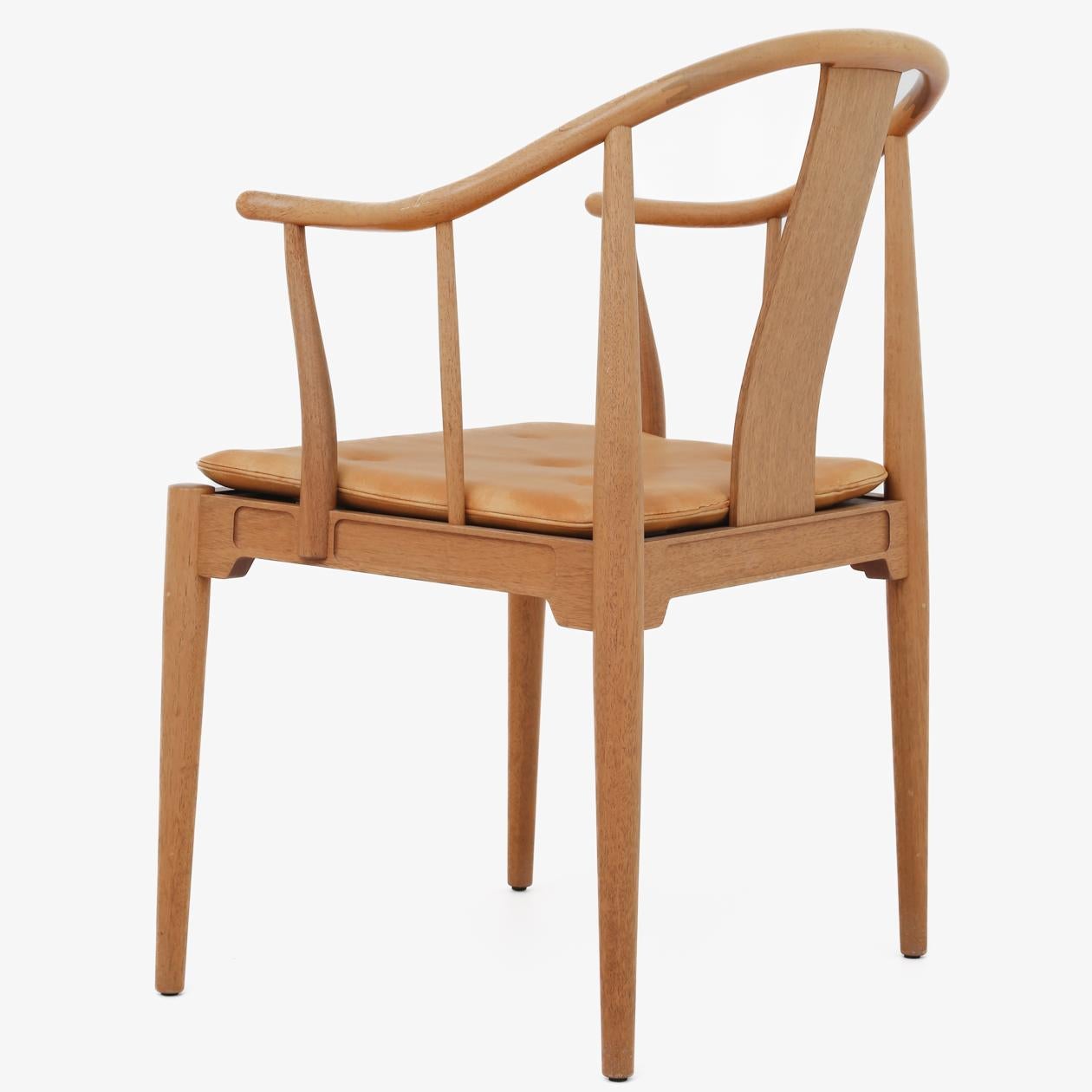 FH 4283 - China chair in mahogany with cushion in patinated natural leather. Hans J. Wegner / Fritz Hansen.