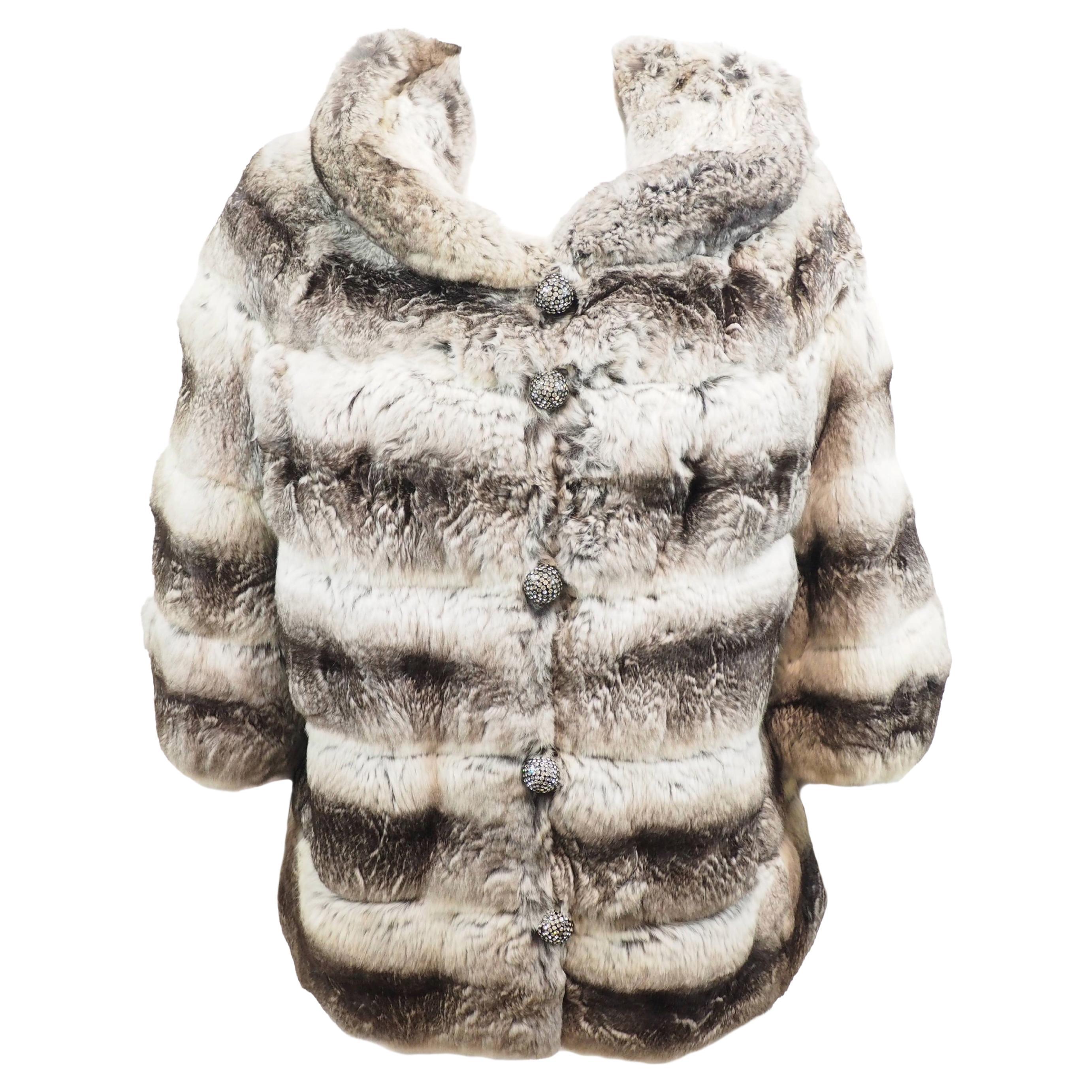 Abrigo de piel de chinchilla con botones de strass