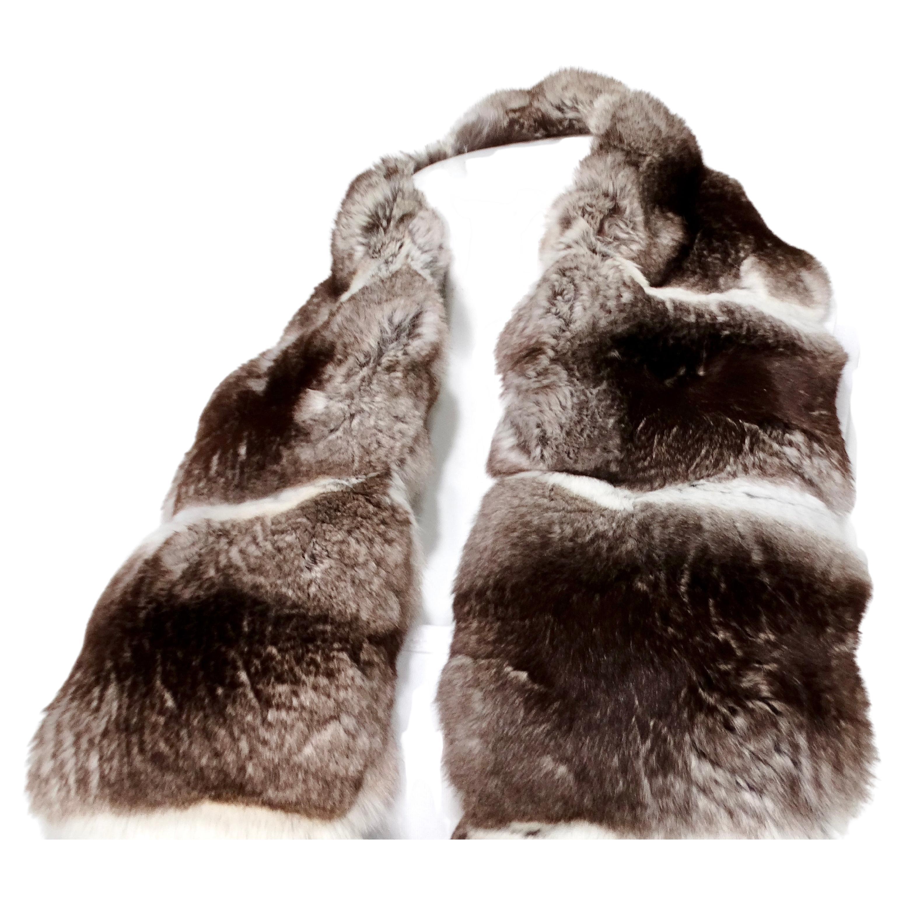 La sciarpa in pelliccia di cincillà degli anni '80 circa incarna il lusso e l'eleganza senza tempo, catturando l'opulenza tipica di quell'epoca glamour. Realizzata con la più morbida e sontuosa pelliccia di cincillà, offre una consistenza felpata e
