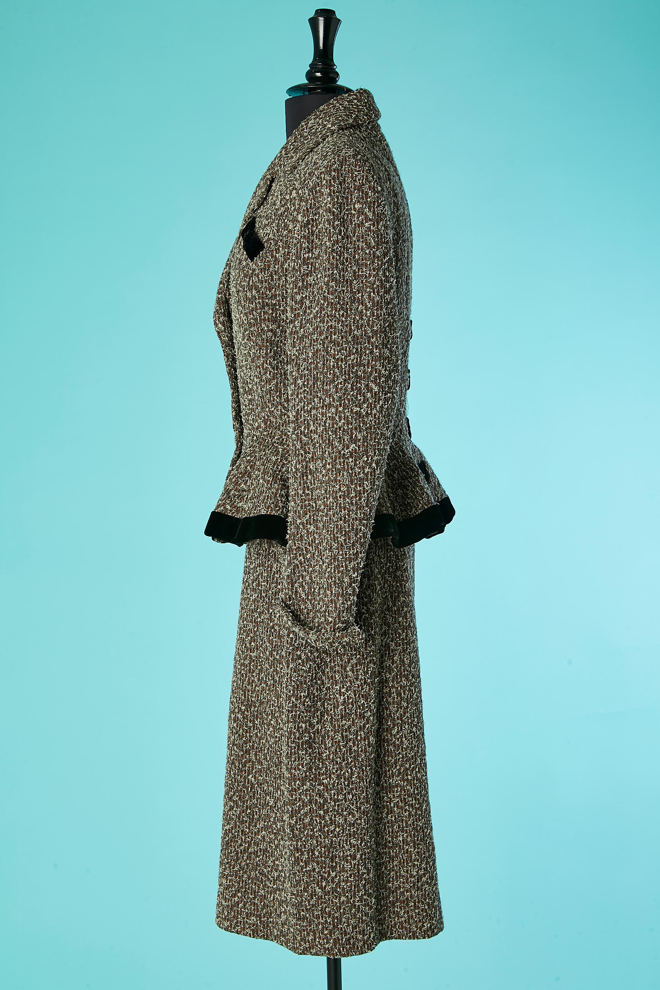 Chiné tweed skirt-suit with black velvet details and edge Lilli Ann Circa 1940's For Sale 1