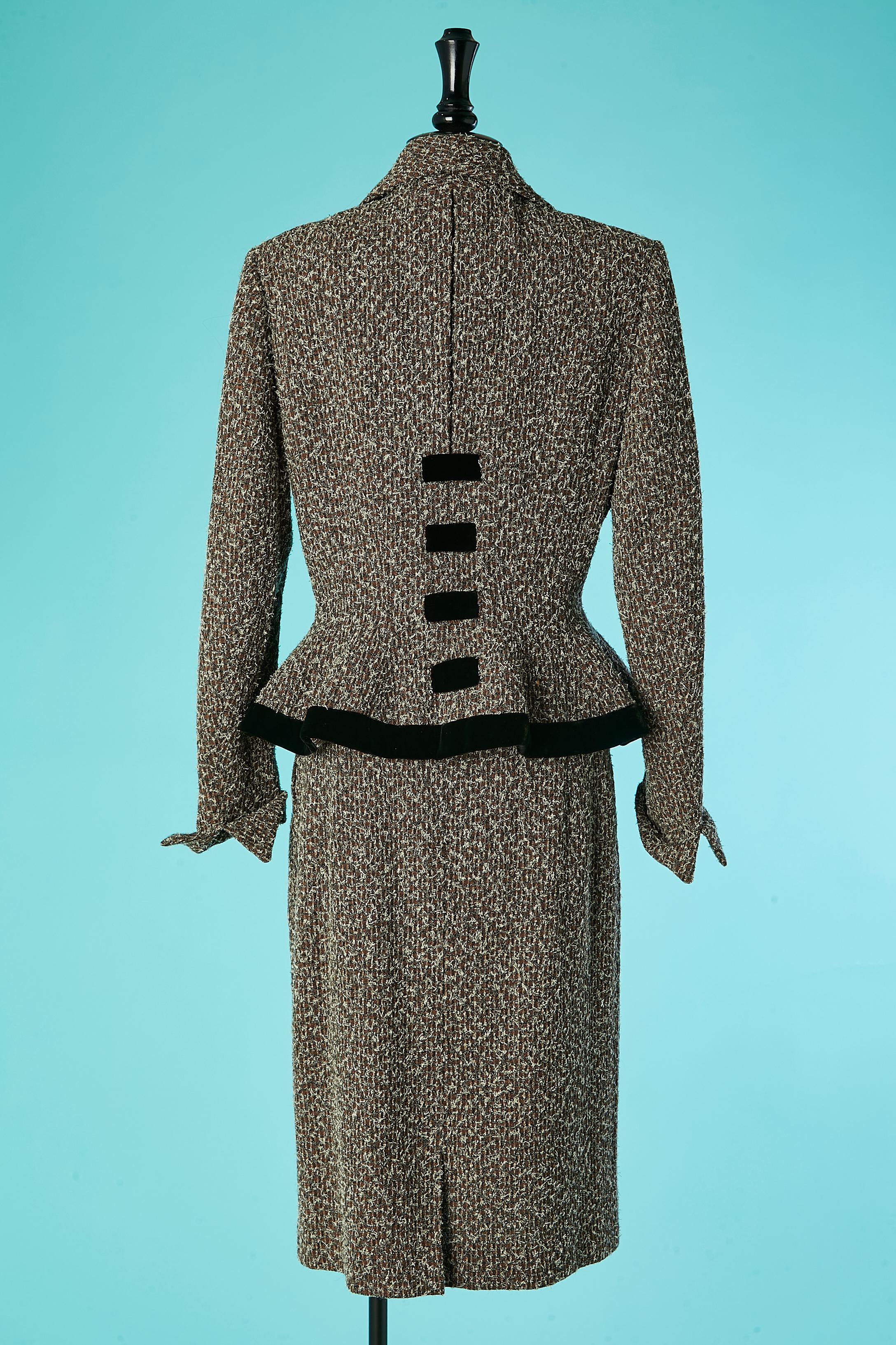 Chiné tweed skirt-suit with black velvet details and edge Lilli Ann Circa 1940's For Sale 2