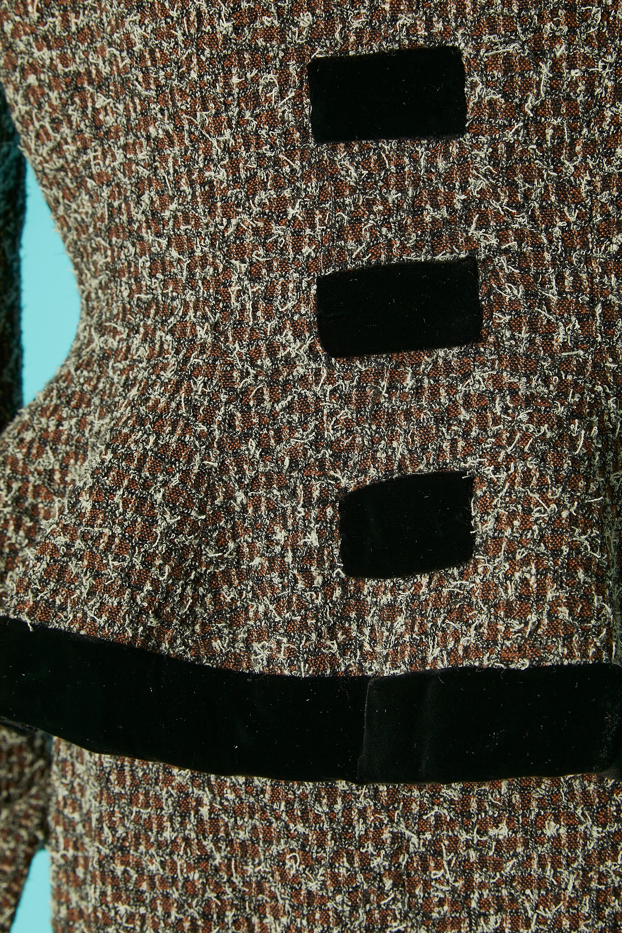 Chiné tweed skirt-suit with black velvet details and edge Lilli Ann Circa 1940's For Sale 3