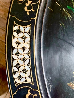 Table basse chinoise en laque noire incrustée de pierres dures