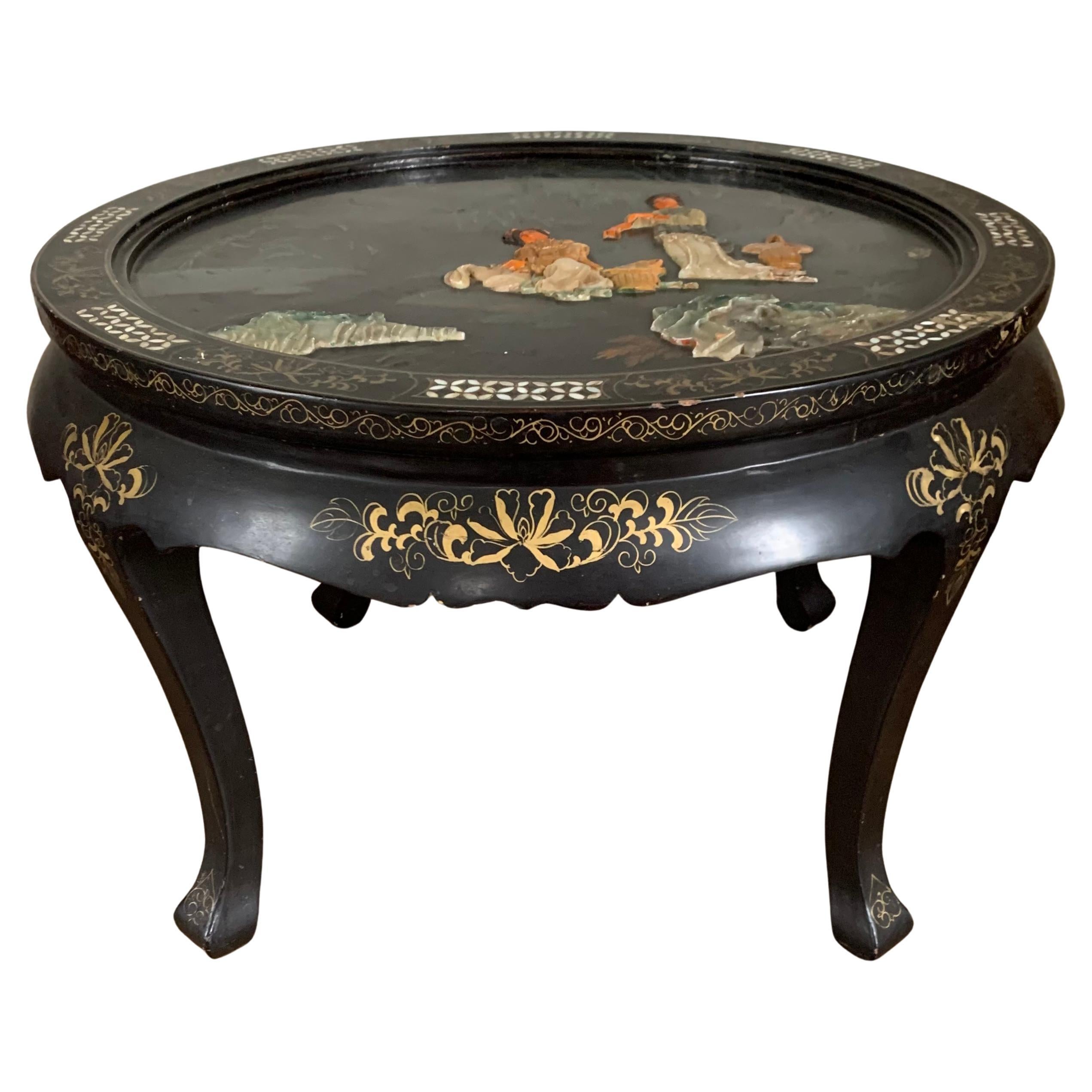 Table basse chinoise en laque noire incrustée de pierres dures en vente