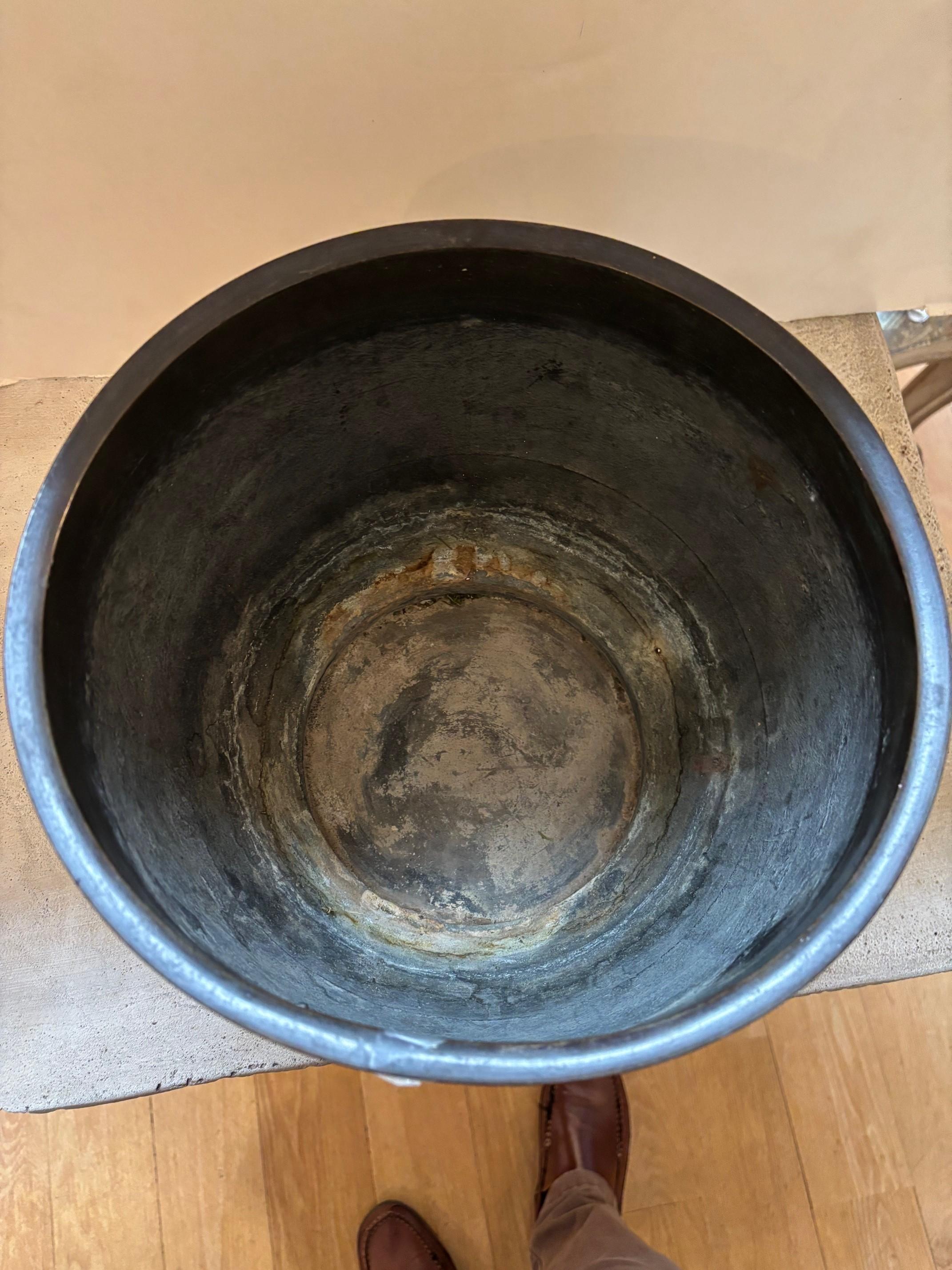 Sconosciuto Hibachi in bronzo Chineile Champleve, decorato con intarsi di draghi e fiori in vendita