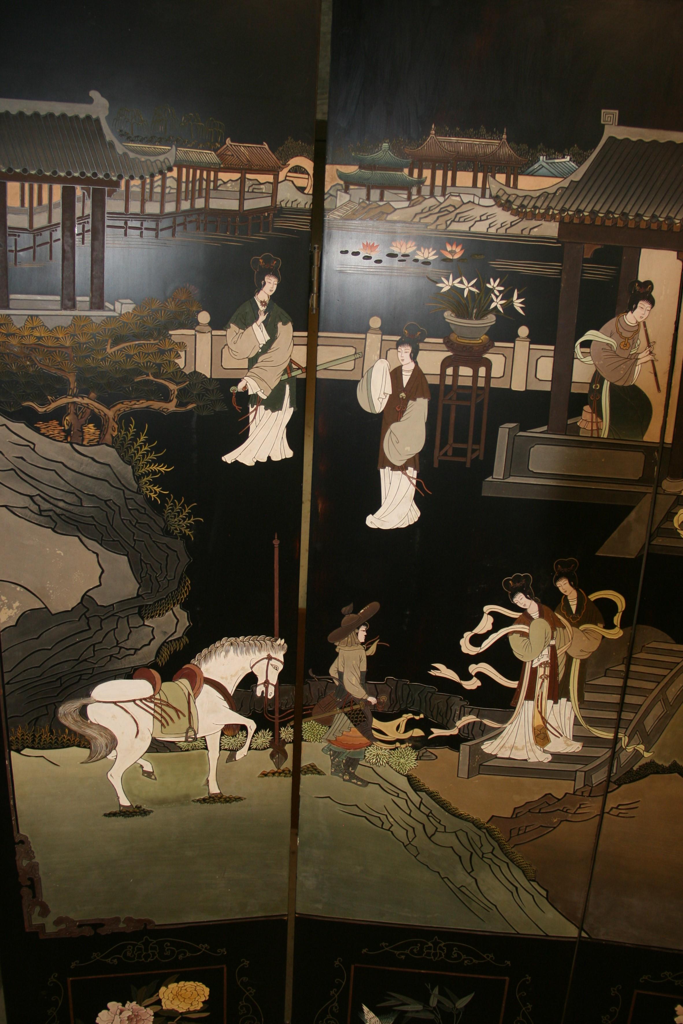 1707 Chinois  Paravent à quatre panneaux de Coromandel représentant des personnages, des oiseaux et des fleurs s'adonnant à des activités de loisir dans un jardin.
Dimensions Foldes  W 16.5