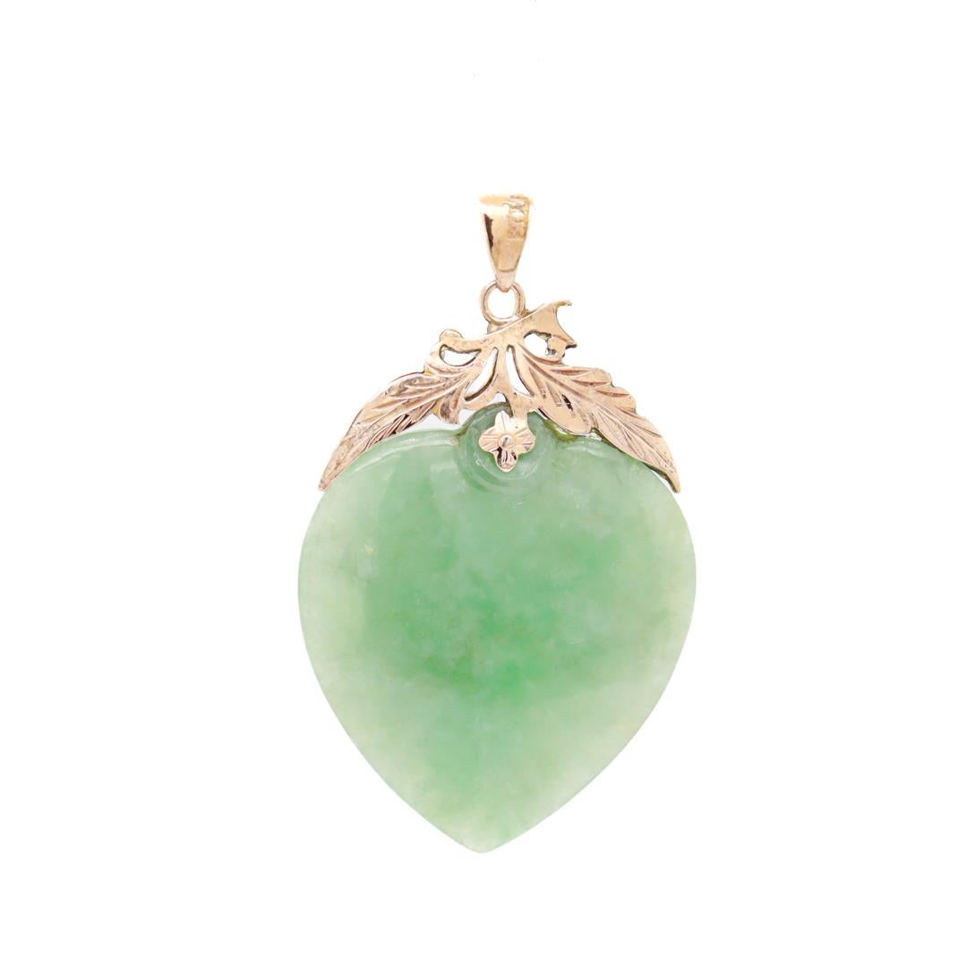 Pendentif chinois en or 14 carats et jade vert pour collier Bon état - En vente à Philadelphia, PA