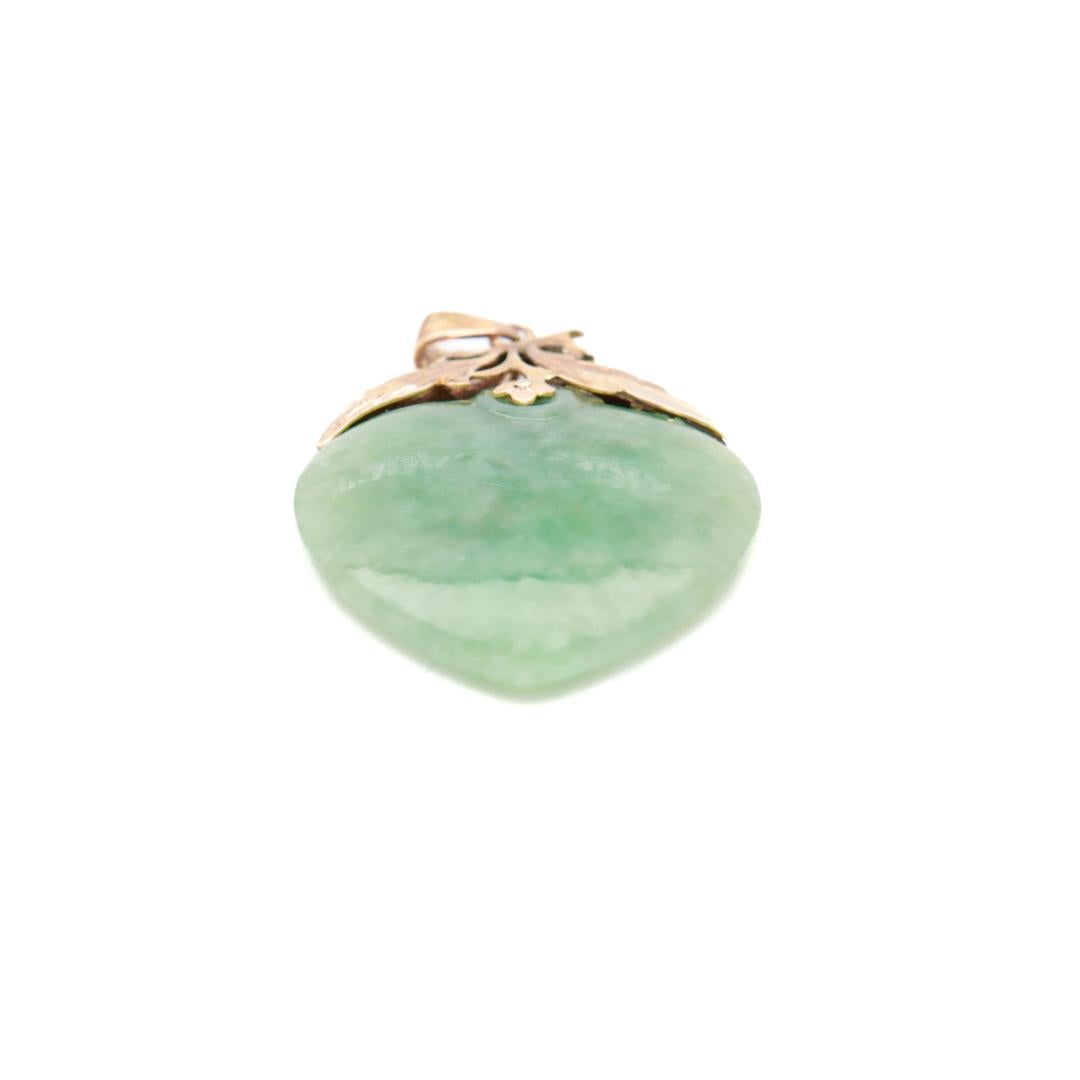 Pendentif chinois en or 14 carats et jade vert pour collier en vente 1