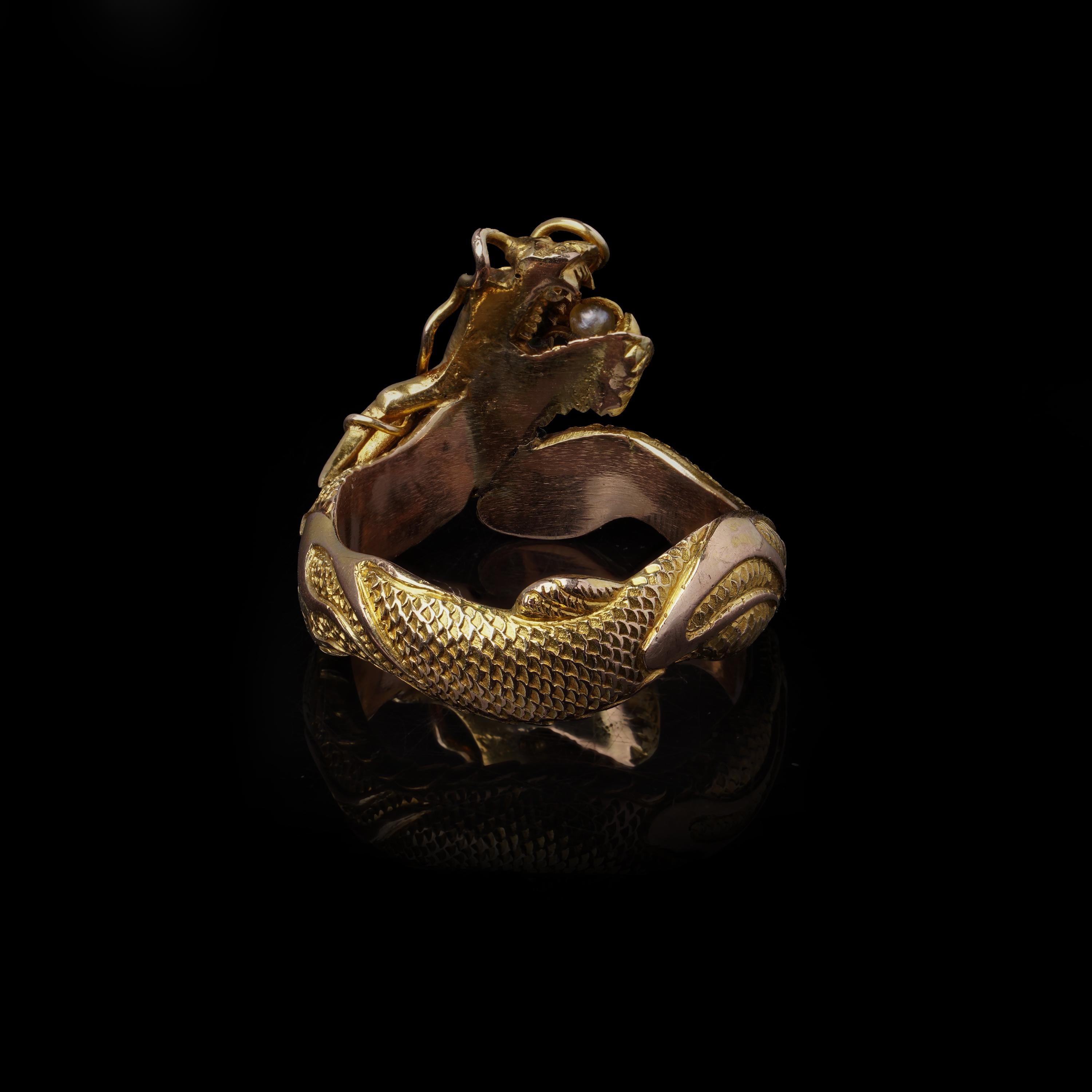 Chinese 14kt. gold large men's dragon ring set with diamond and pearl In Good Condition For Sale In Braintree, GB